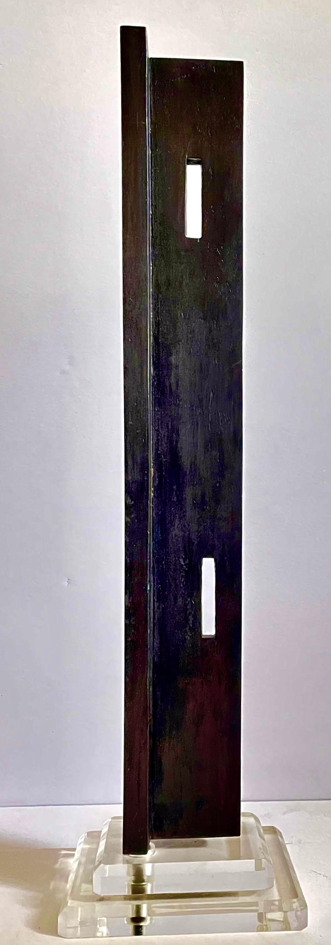 Alan Johnston (écossais, né en 1945), 
Sans titre, 1988, bronze coulé, édition de 2, coulée #2 
Incisé A.J. 2/2 88 sur le dessous de l'appareil
Provenance : Galerie Jack Tilton, NY
Il s'agit d'une sculpture en bronze massif, lourde, montée sur une