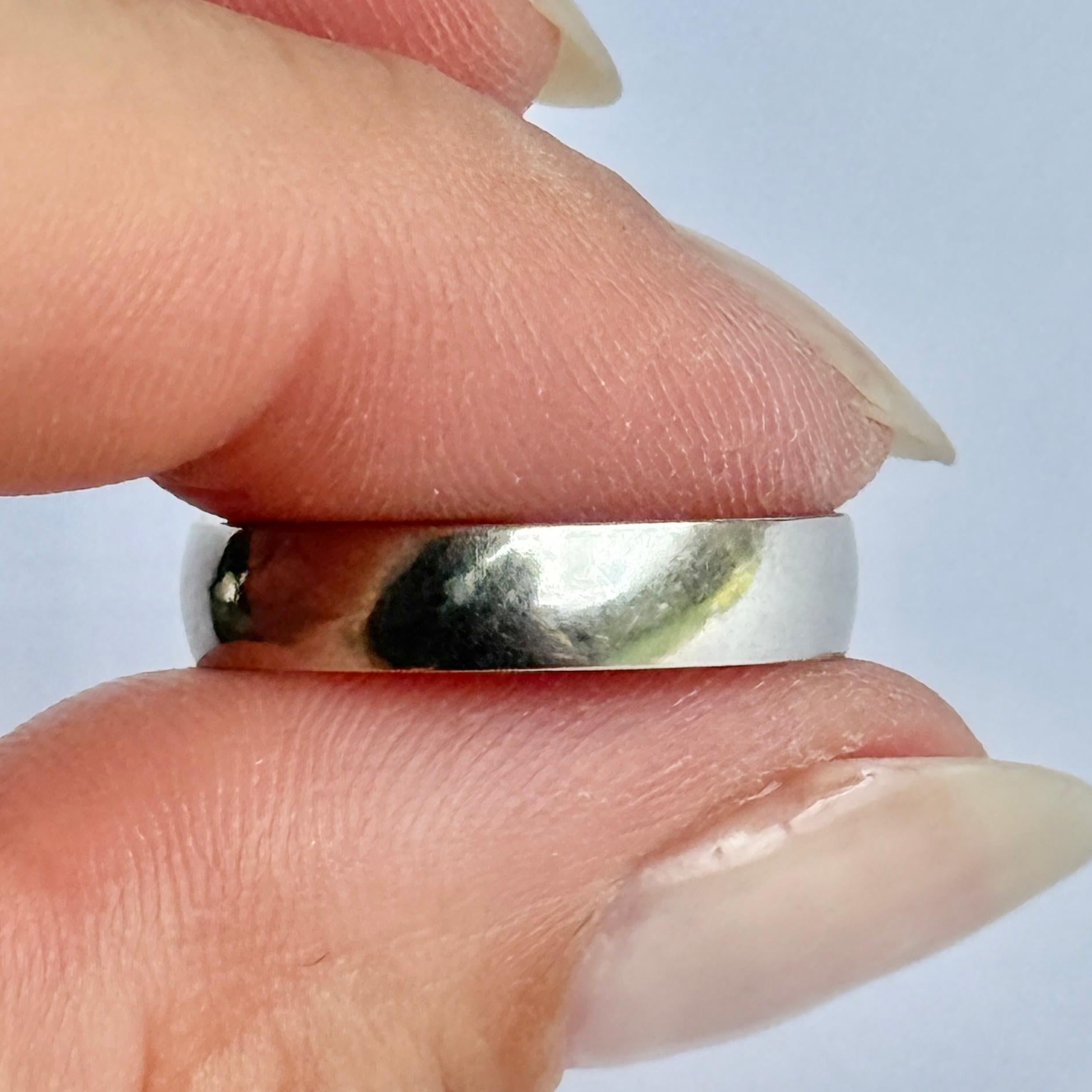 Magnifique bracelet en platine d'Alan Martin Gard des années 1970. 

Taille de la bague : M 1/2 ou 6.5
Largeur de la bande : 4mm

Poids : 2.8g