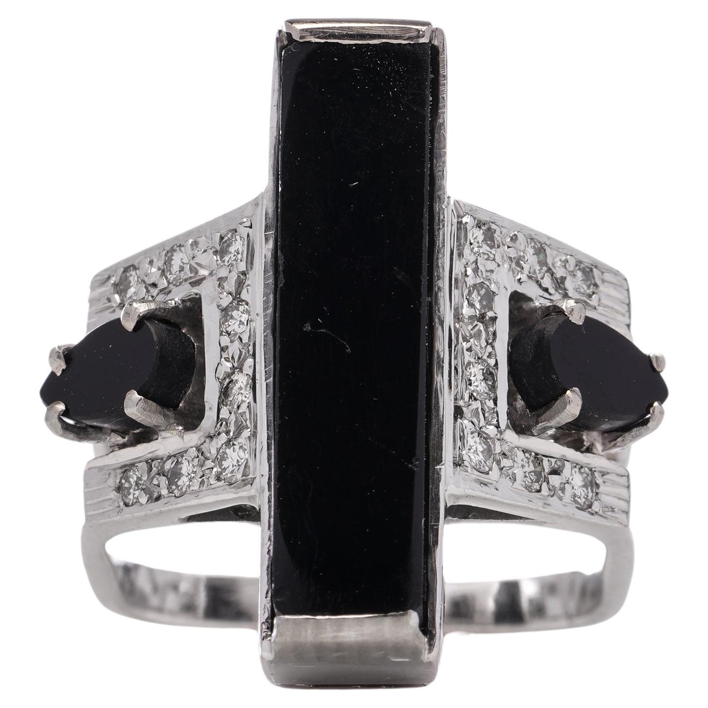 Alan Martin Gard vintage 18kt white gold women's ring with onyx and diamonds. 