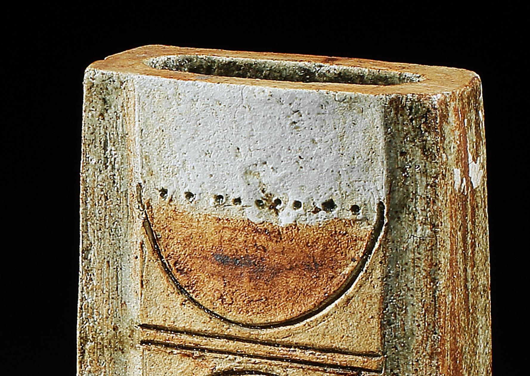 Mid-Century moderno Alan Wallwork Vaso Vaso di ceramica Scultura TOTEM Bianco Marrone Terracotta in vendita
