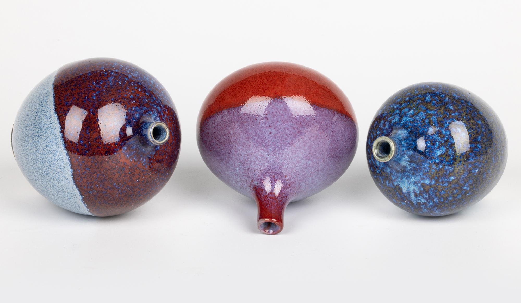 Vasi a bottiglia Alan White Dartington Trio Studio Pottery con smaltatura a macchia d'olio in vendita 9