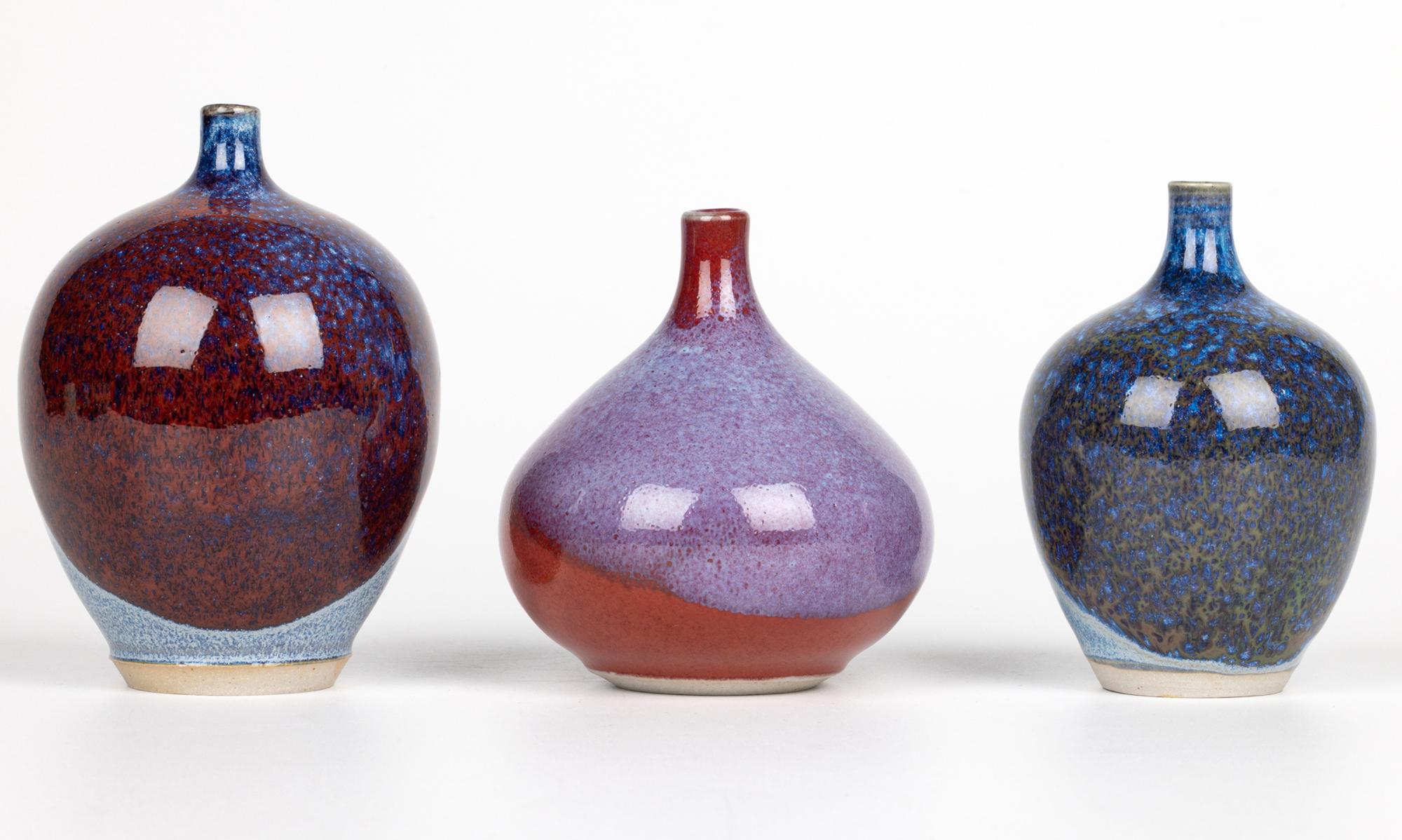 Una splendida collezione di tre vasi a bottiglia in Studio Pottery di Dartington, smaltati a chiazze, realizzati dal rinomato maestro ceramista Alan White (inglese, nato nel 1949) e risalenti probabilmente agli ultimi anni del XX secolo. Questa