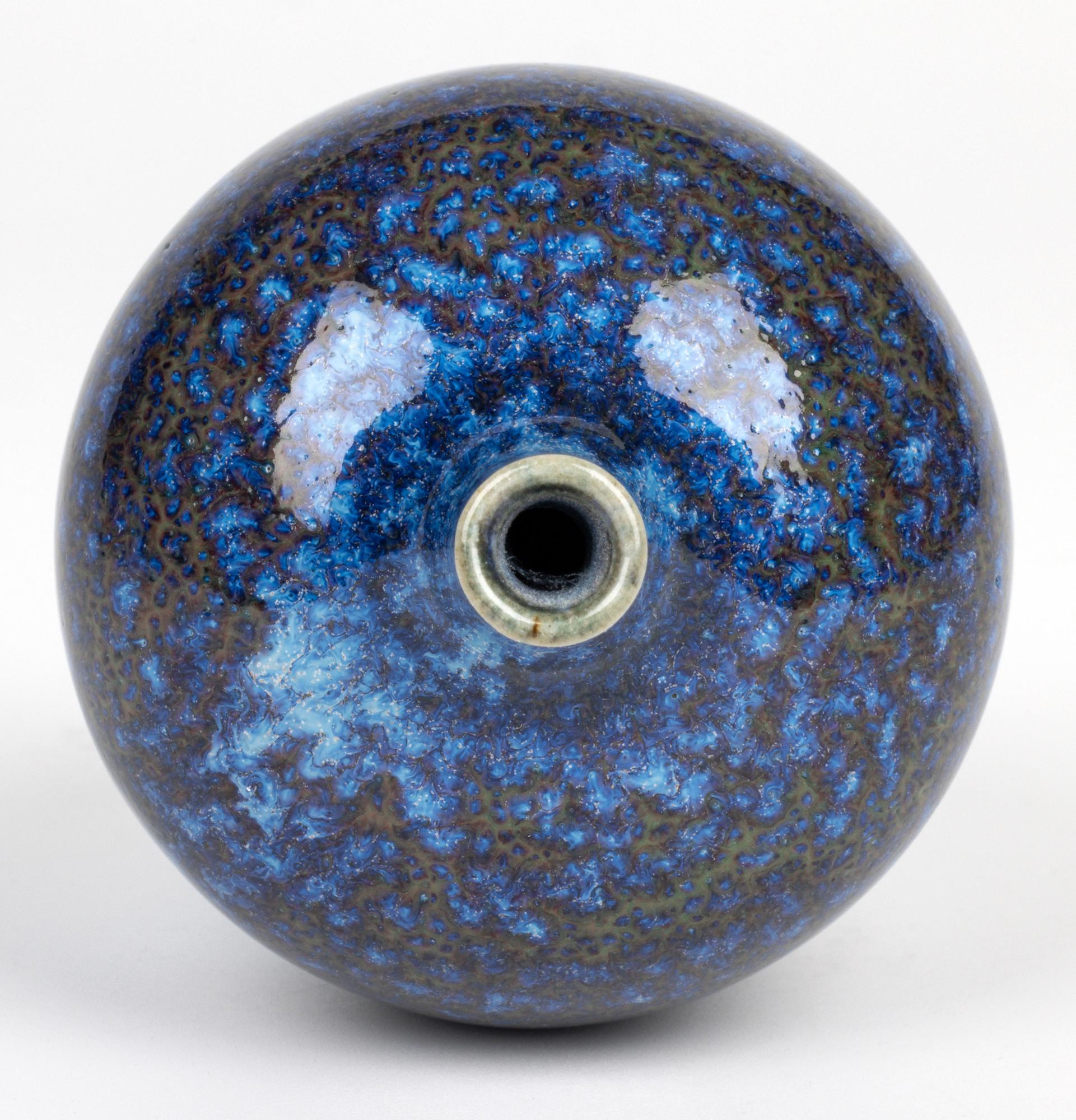 Inglese Vasi a bottiglia Alan White Dartington Trio Studio Pottery con smaltatura a macchia d'olio in vendita