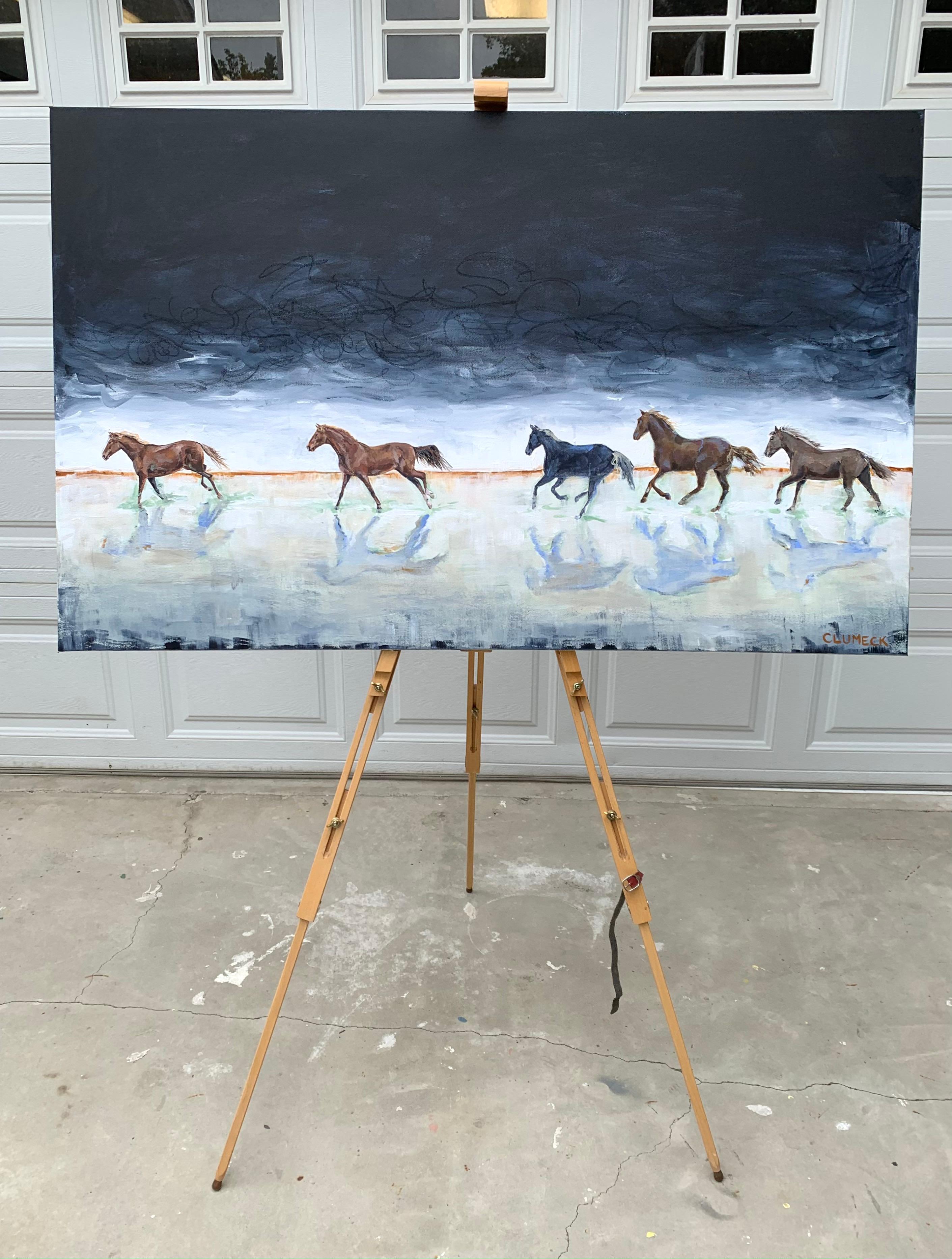 <p>Commentaires de l'artiste<br>L'artiste Alana Clumeck représente cinq chevaux foulant un vaste paysage de l'Ouest. Un orage maussade se prépare dans le ciel quelques instants avant une averse. Alana applique des tourbillons noirs qui capturent de