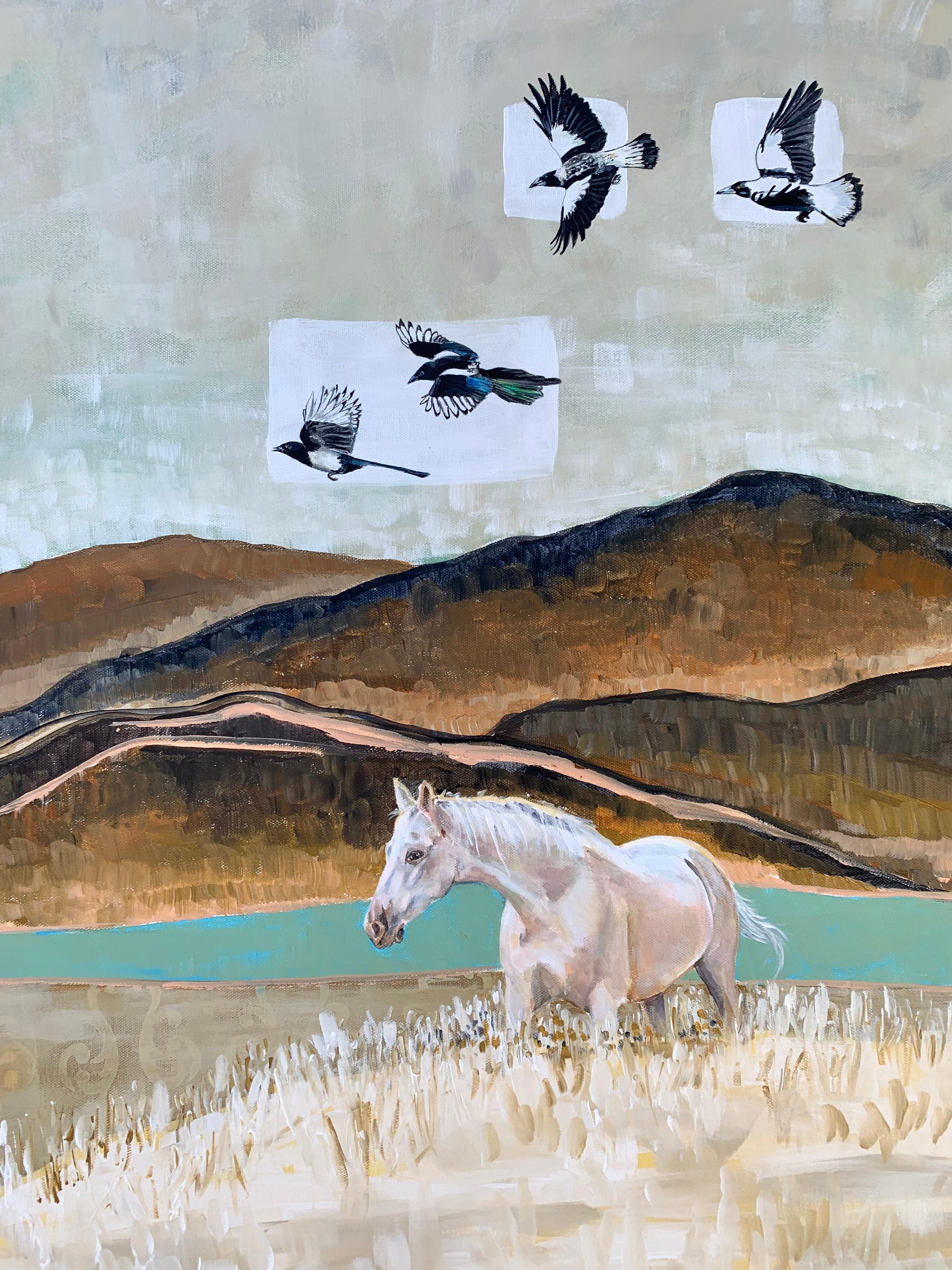 <p>Kommentare der Künstlerin<br>Die Künstlerin Alana Clumeck zeigt eine Ansicht einer Westernlandschaft mit Pferden, die ruhig im Gras grasen. Elstern fliegen über uns hinweg, tummeln sich und schlagen mit den Flügeln, wenn der Wind sie trägt. Die