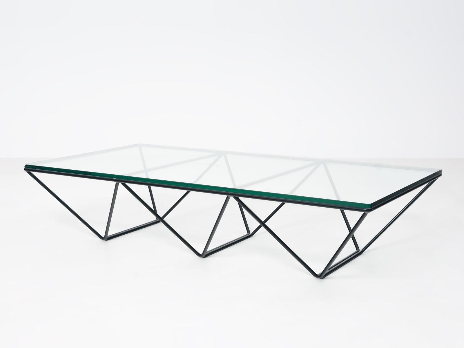 'Alanda' coffee table, designed by Paolo Piva for B&B Italia in 1981.
Black coated steel frame and thick 12 mm glass top.
Highly sought after small version of the 'Alanda' tables family.
No longer in production. Measures: 120 x 60.