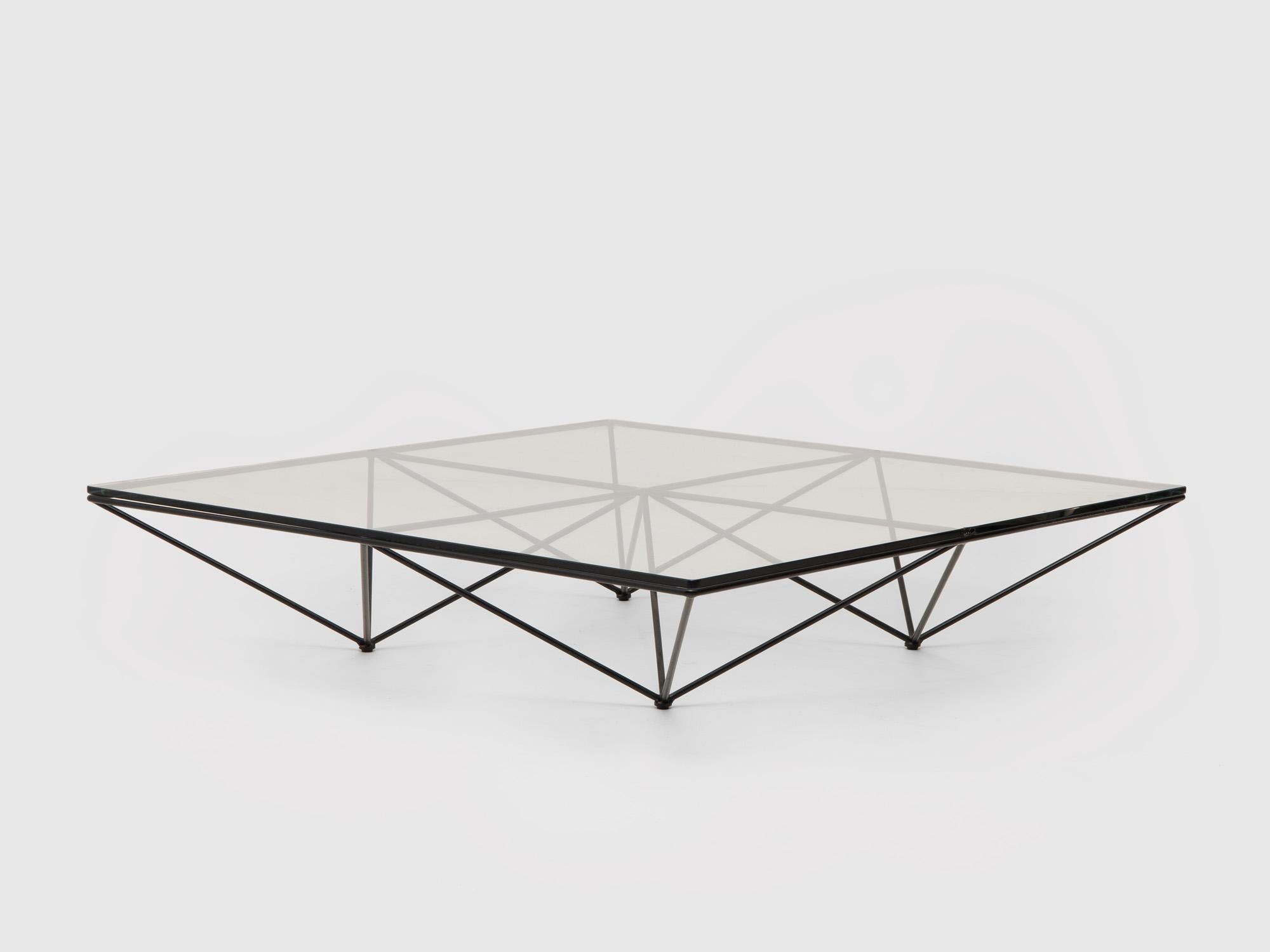 Tavolino Alanda Architectural di Paolo Piva, B&B Italia, anni '80.
Il vetro originale presenta alcuni difetti, pertanto verrà sostituito con uno nuovo realizzato secondo le specifiche originali.
Tieni presente che il tempo stimato per la