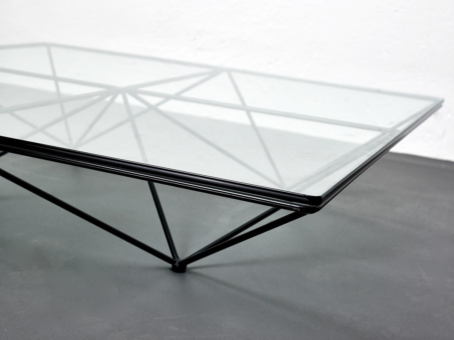 Table basse Alanda de Paolo Piva avec structure carrée en verre et métal

Cette belle table basse minimaliste est composée d'un plateau en verre aux bords arrondis reposant sur une structure métallique au design presque optique.

Il s'agit d'un