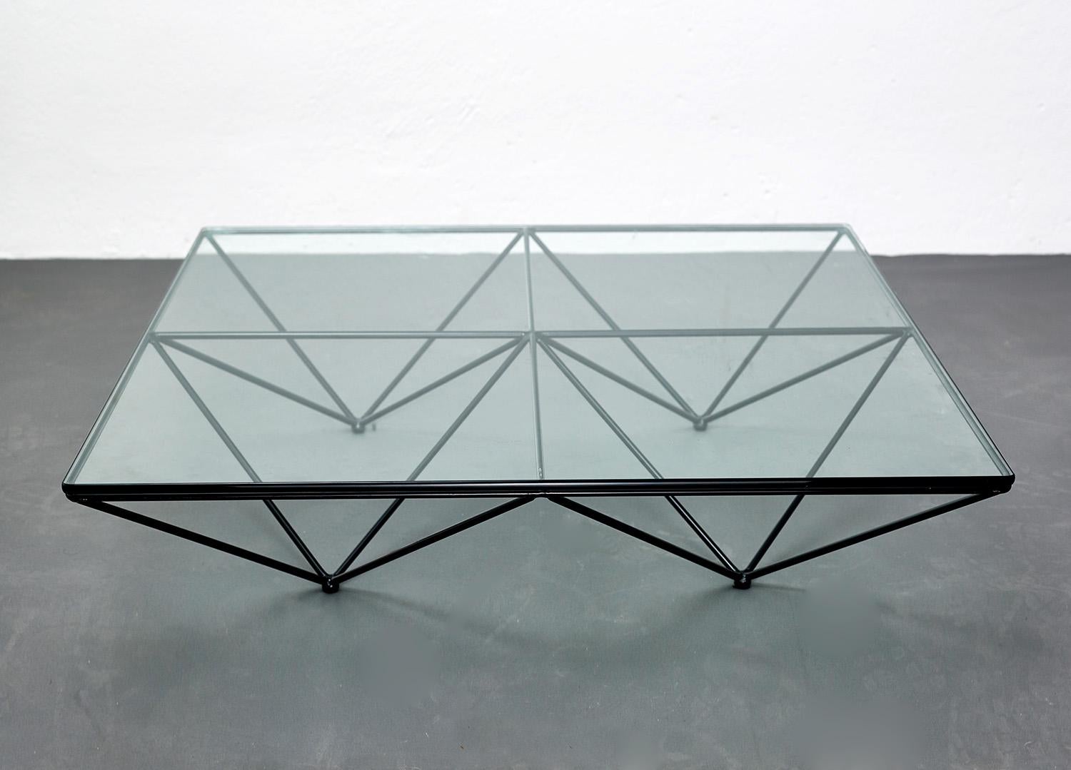 Européen Table basse Alanda de Paolo Piva avec structure carrée en verre et métal en vente