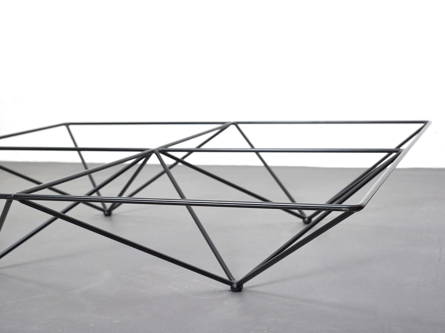 Laqué Table basse Alanda de Paolo Piva avec structure carrée en verre et métal en vente