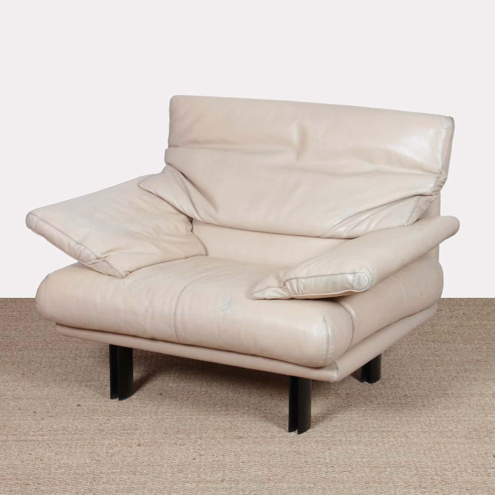 Dieser beigefarbene Ledersessel wurde von dem italienischen Designer Paolo Piva entworfen. Es handelt sich um das Modell Alanda, das in den 1980er Jahren von B&B Italia herausgegeben wurde. Die Armlehnen und die Kopfstütze sind verstellbar. Dieses