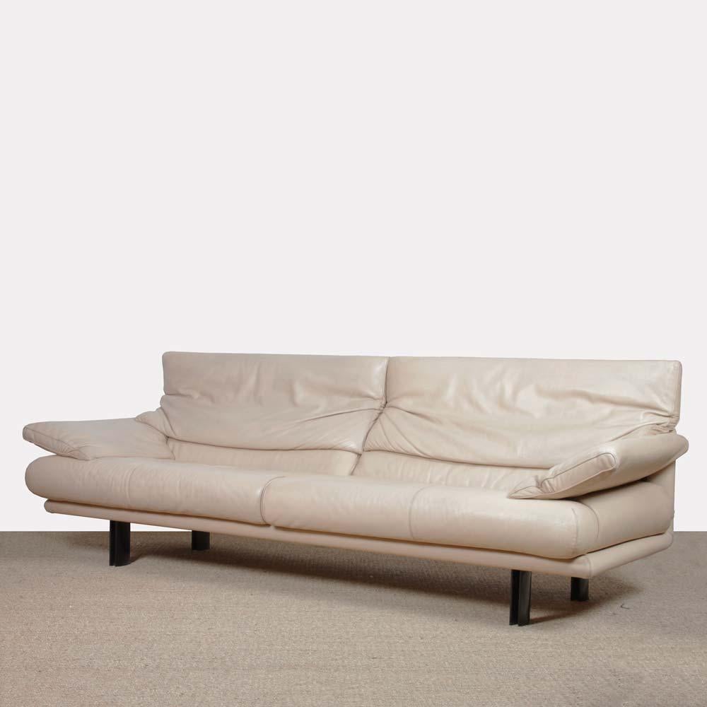 Ce canapé en cuir beige a été conçu par le designer italien Paolo Piva. Il s'agit du modèle Alanda produit par B&B Italia dans les années 1980. Les accoudoirs et les appuie-tête sont réglables. Ce canapé est en bon état vintage.