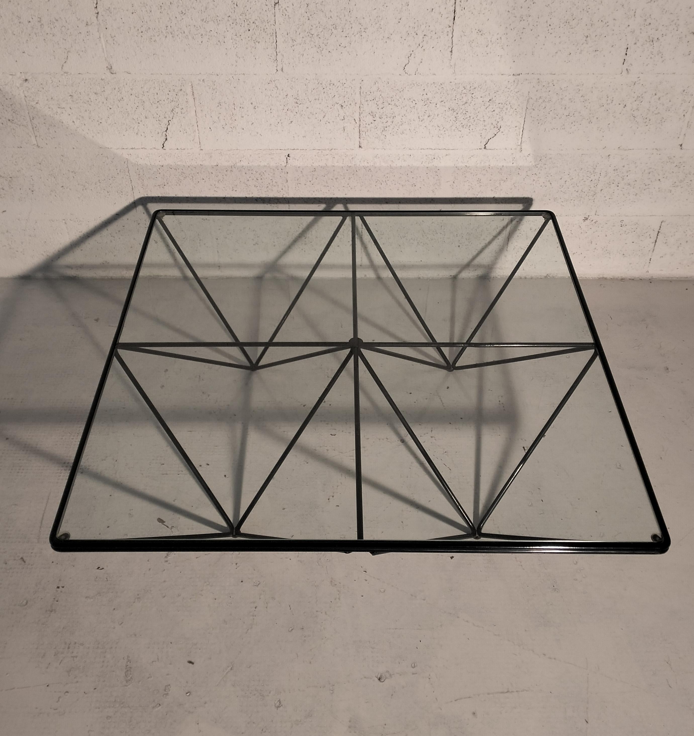 Alanda metal and glass coffee table by Paolo Piva for B&B Italia 70-80s

The Alanda coffee table, an iconic piece that ushered in the 1980s, is reissued as a tribute to Paolo Piva, the great architect and designer. A highly successful classic and