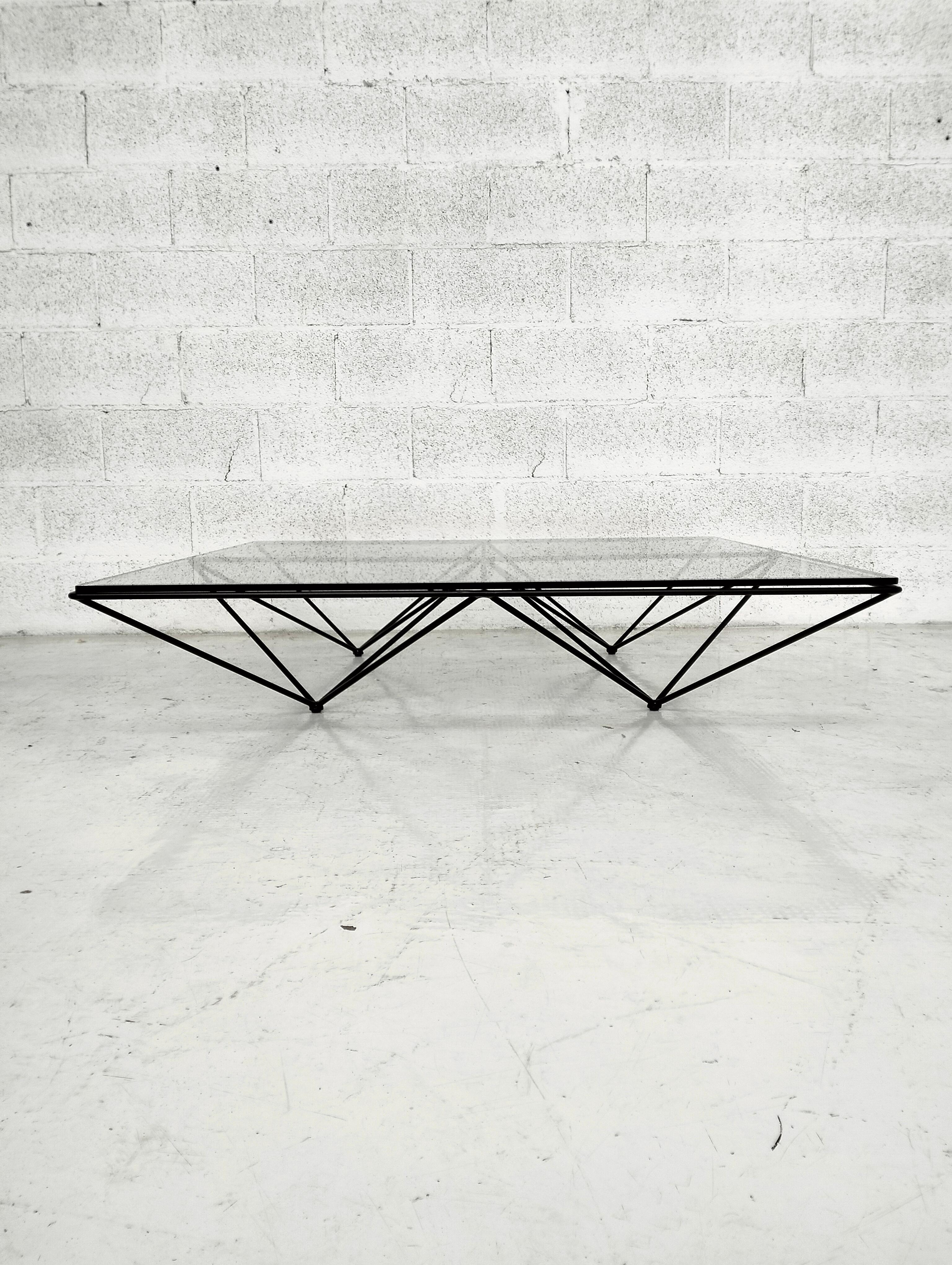 The Alanda coffee table, an iconic piece that ushered in the 1980s, is reissued as a tribute to
Paolo Piva, the great architect and designer. A highly successful classic and one of the most
popular vintage furnishing accessories on the market,