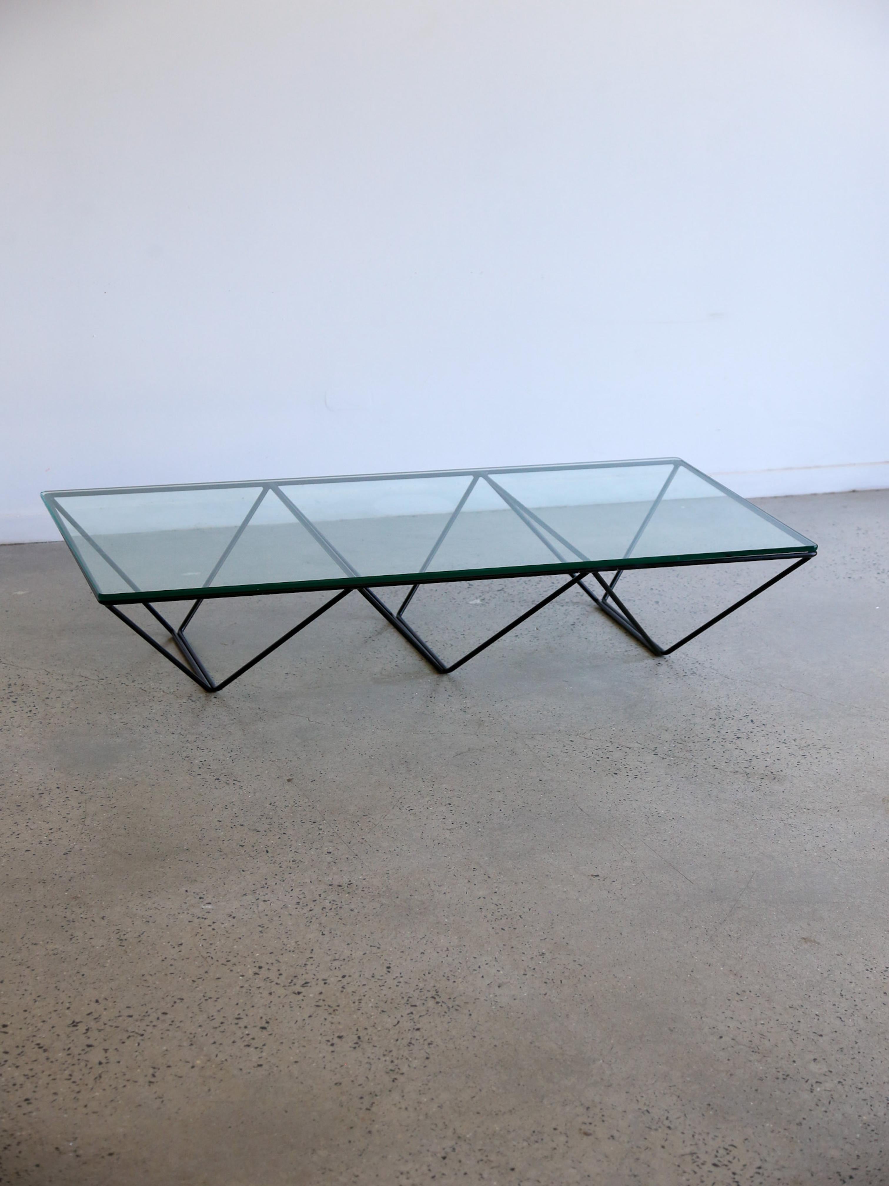 Der Alanda Couchtisch, eine Ikone der 1980er Jahre, wird nun als Hommage an Paolo Piva, den im letzten Jahr verstorbenen großen Architekten und Designer, neu aufgelegt. Alanda ist ein sehr erfolgreicher Klassiker und begehrtes Vintage-Möbelstück. Es
