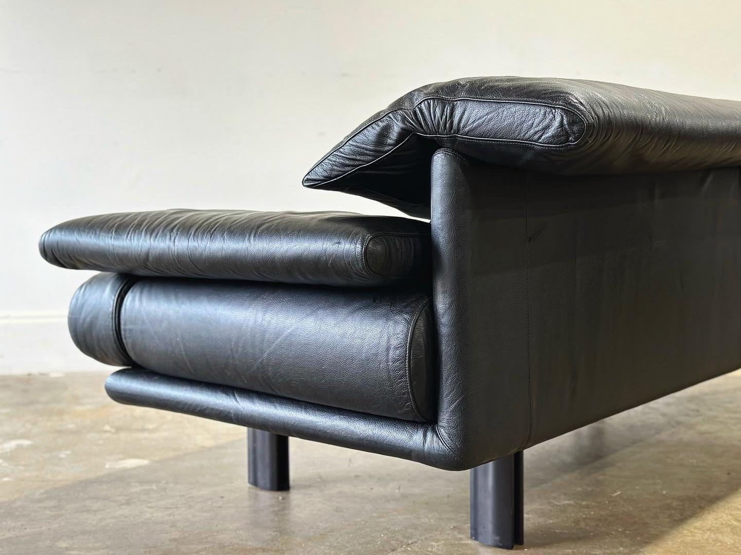 Alanda Sofa by Paolo Piva for B&B Italia circa mid 1980s. Vintage post modern. High grade black leather. Adjustable head/back rests and arm rests. Fluted metal legs.

Excellent condition, extremely comfortable. This sofa looks to have been hardly