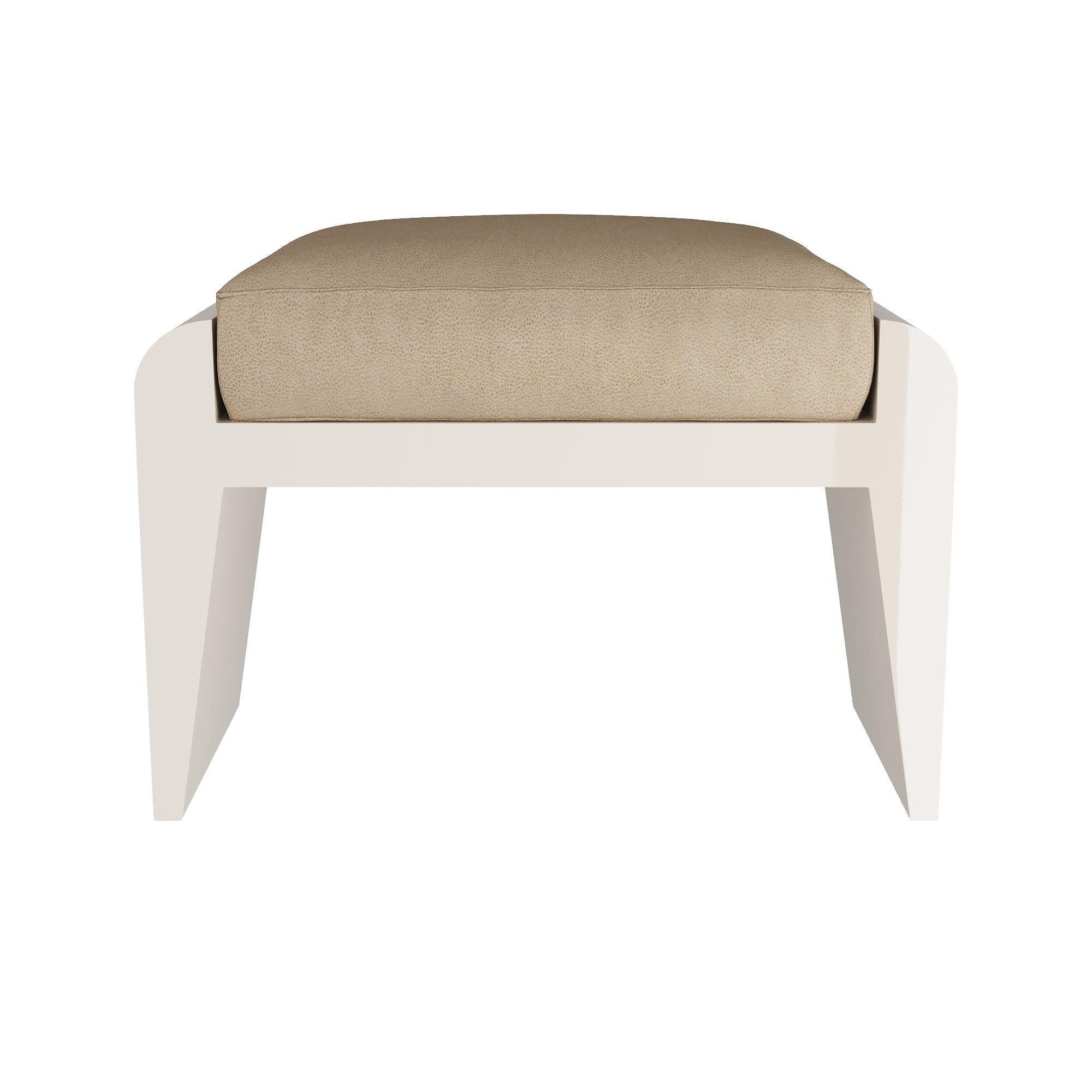 Tabouret laqué ivoire

Grâce à une technique de laquage méticuleuse, cet élégant tabouret se pare d'une teinte ivoire lisse qui dégage une sophistication intemporelle. Ses lignes épurées et ses angles légèrement incurvés créent une silhouette