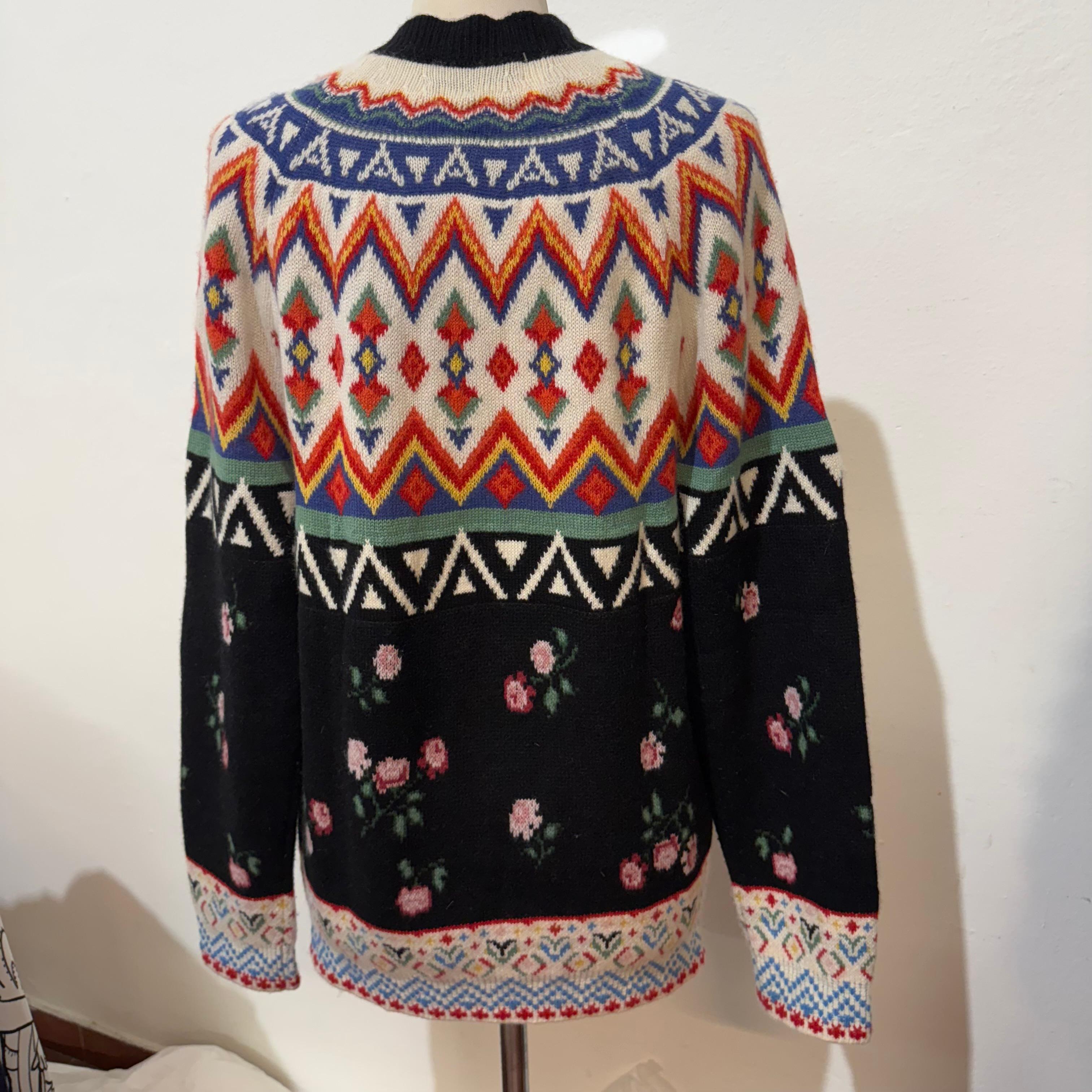 Round collar Alanui pull
Stampa fantasia floreale
Multicolor
Fancy floral pattern
Shoulder/hem cm 68 (26,77 inches)
Size S
Fast international shipping from Italy included in the price