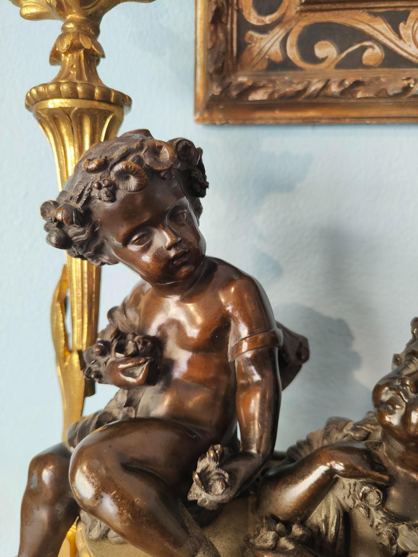 Important and large Fireplace Wing made of gilt bronze and burnished bronze putti, high quality decoration visible in the workmanship of the putti and various floral elements in gilt bronze. Every element is taken care of in detail, the faces of the