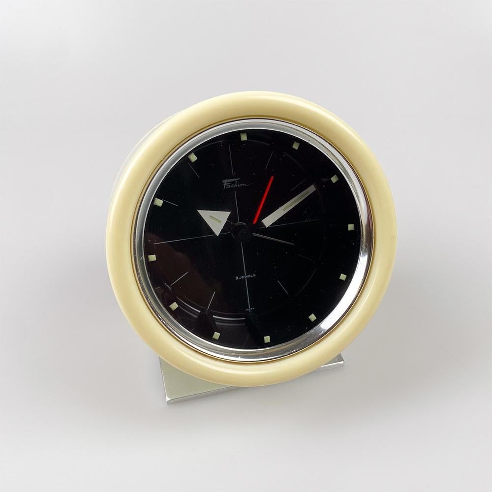 Alarmuhr-Mode, 1970er-Jahre

Weißer Kunststoff und verchromter Metallsockel.

Die mechanische Uhr funktioniert einwandfrei.

Medaillen: 10x10x10 cm.
