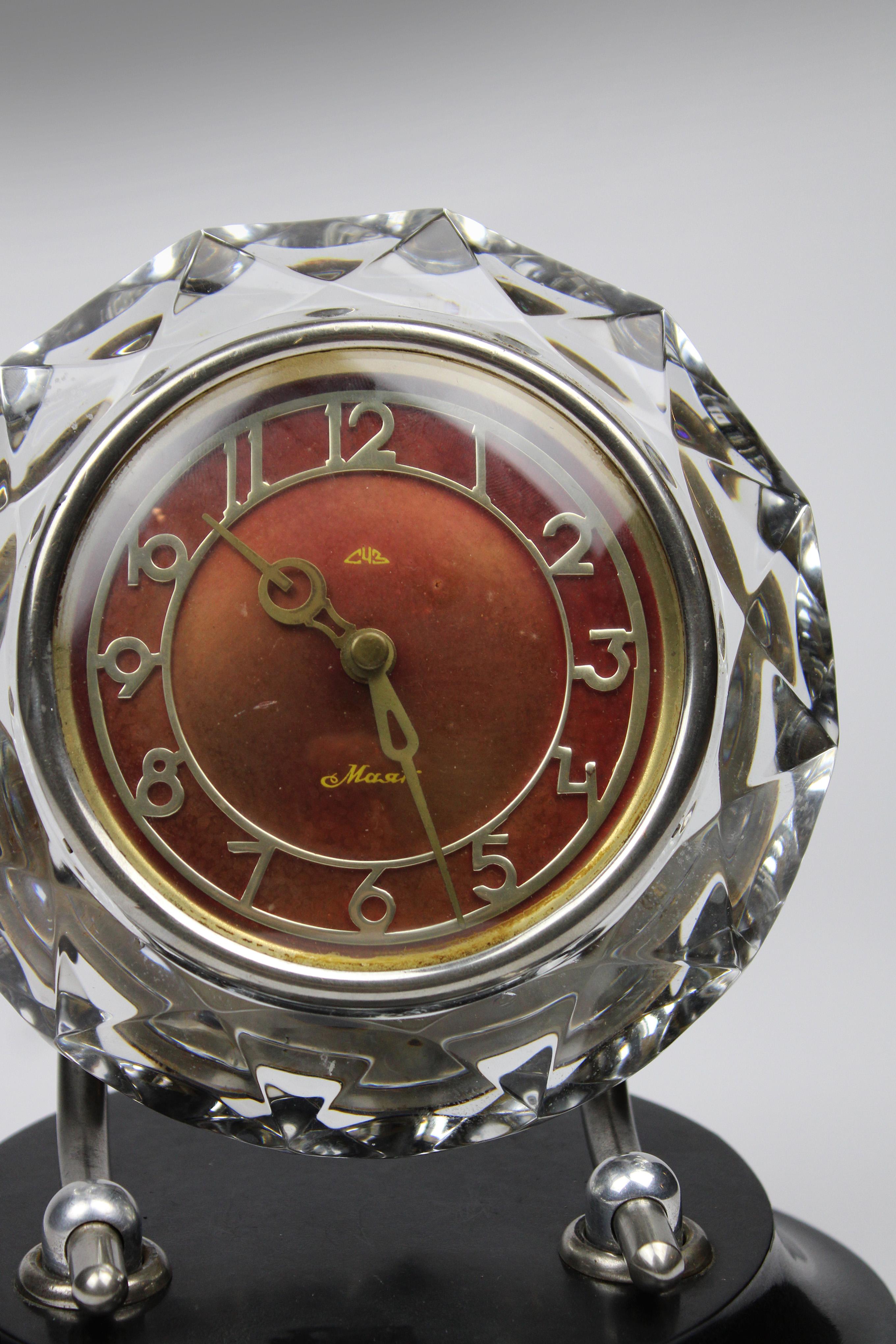 Alarm Clock Mayak Crystal bakelite Burgundy USSR Sovjet Art Deco 1970's Russia In Good Condition For Sale In Antwerpen, BE