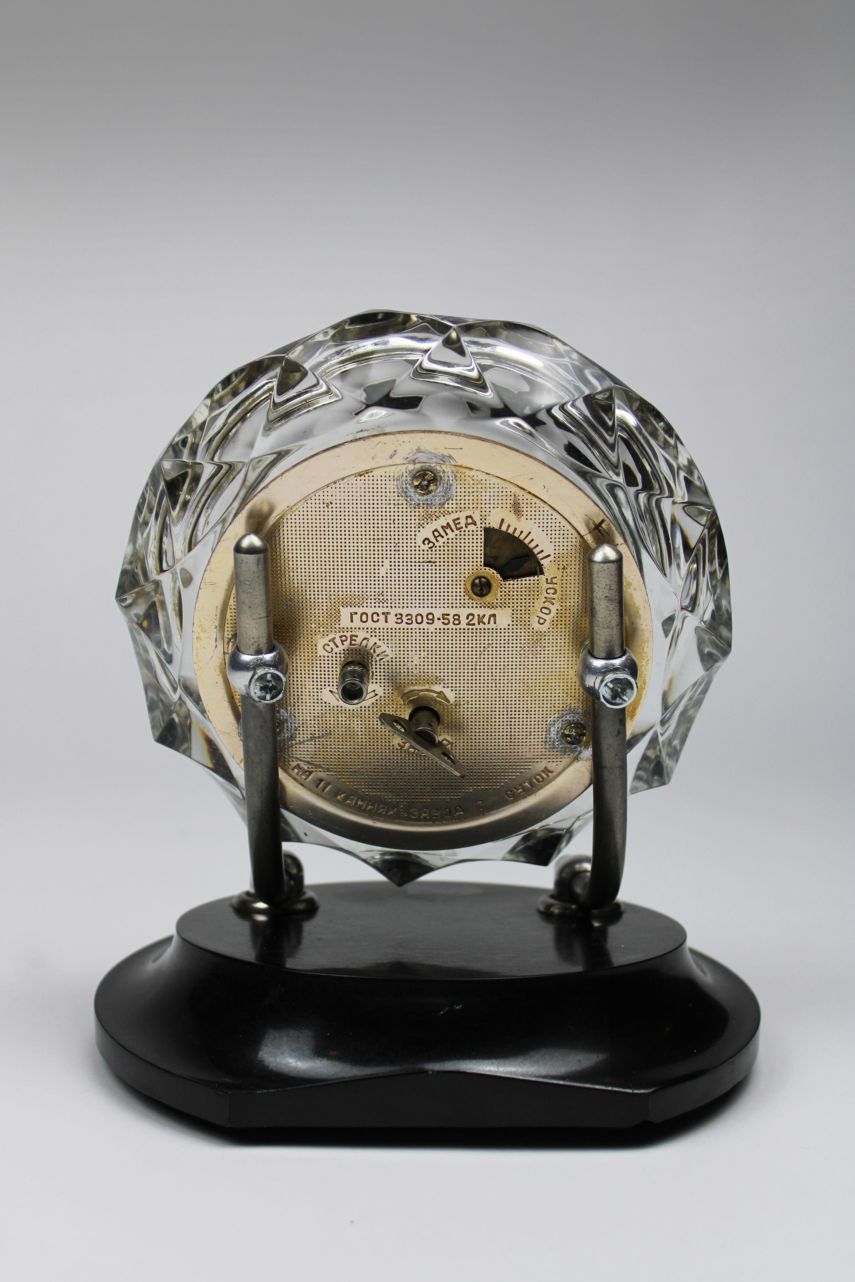 Alarm Clock Mayak Crystal bakelite Burgundy USSR Sovjet Art Deco 1970's Russia For Sale 1