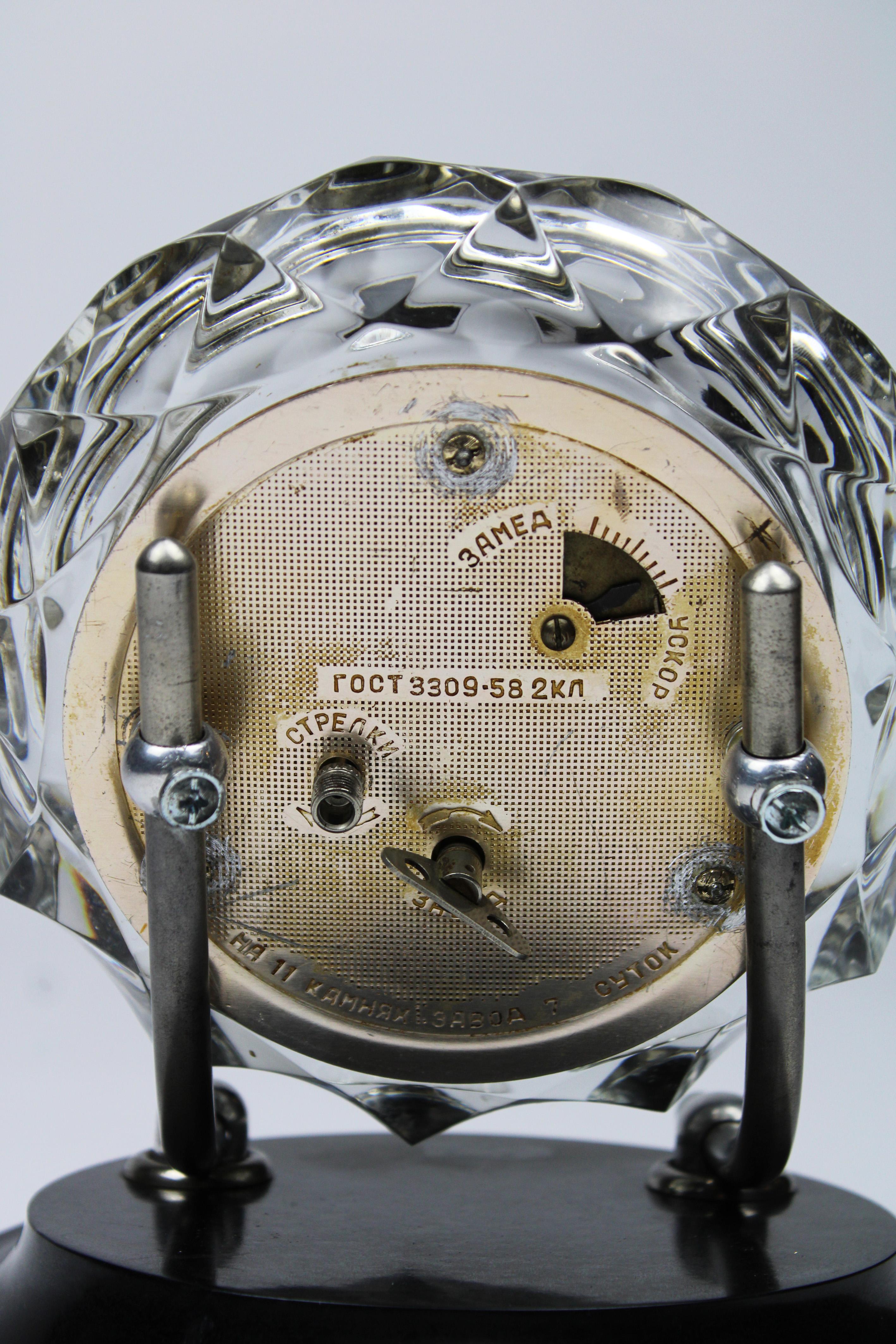 Alarm Clock Mayak Crystal bakelite Burgundy USSR Sovjet Art Deco 1970's Russia For Sale 2