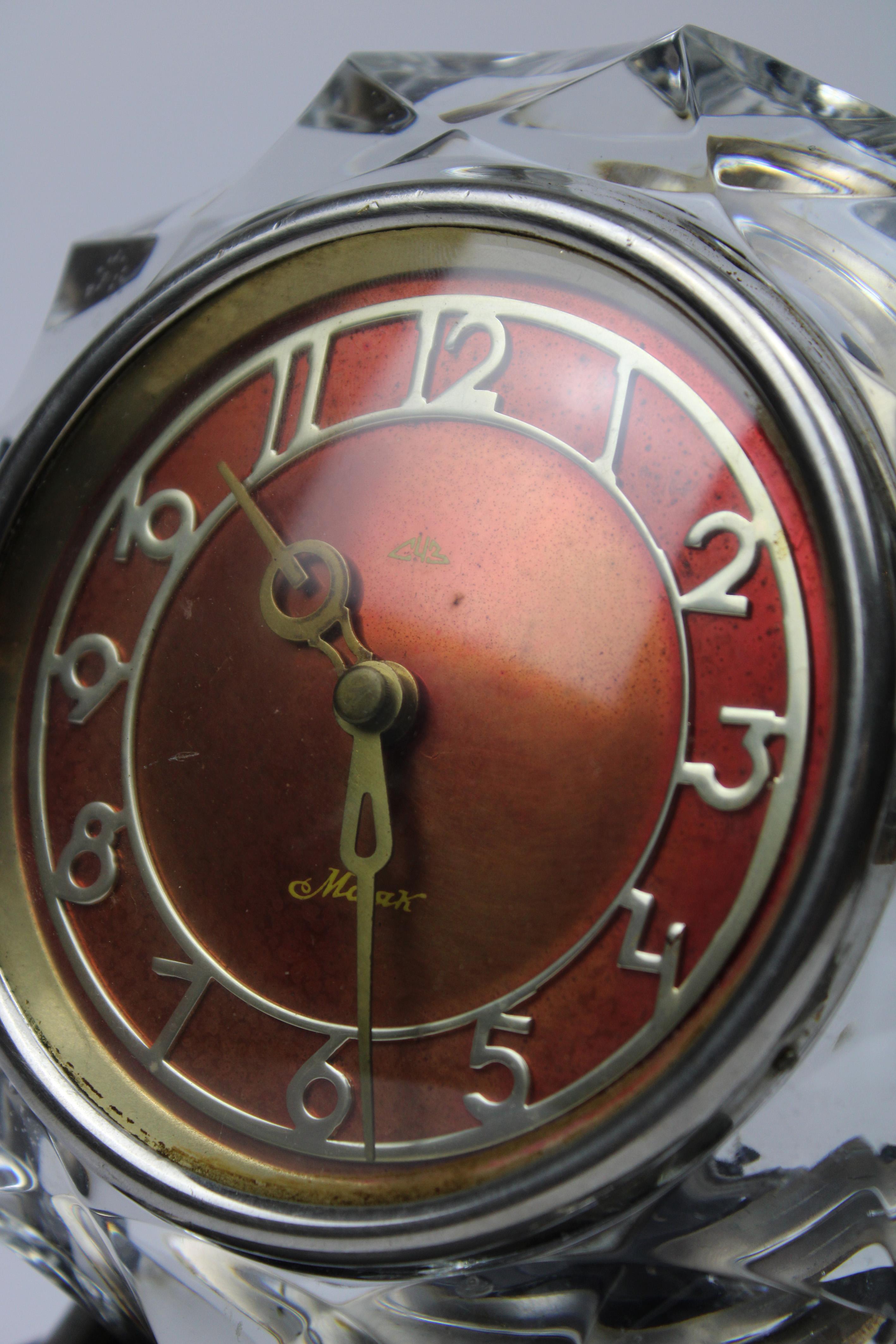 Alarm Clock Mayak Crystal bakelite Burgundy USSR Sovjet Art Deco 1970's Russia For Sale 3