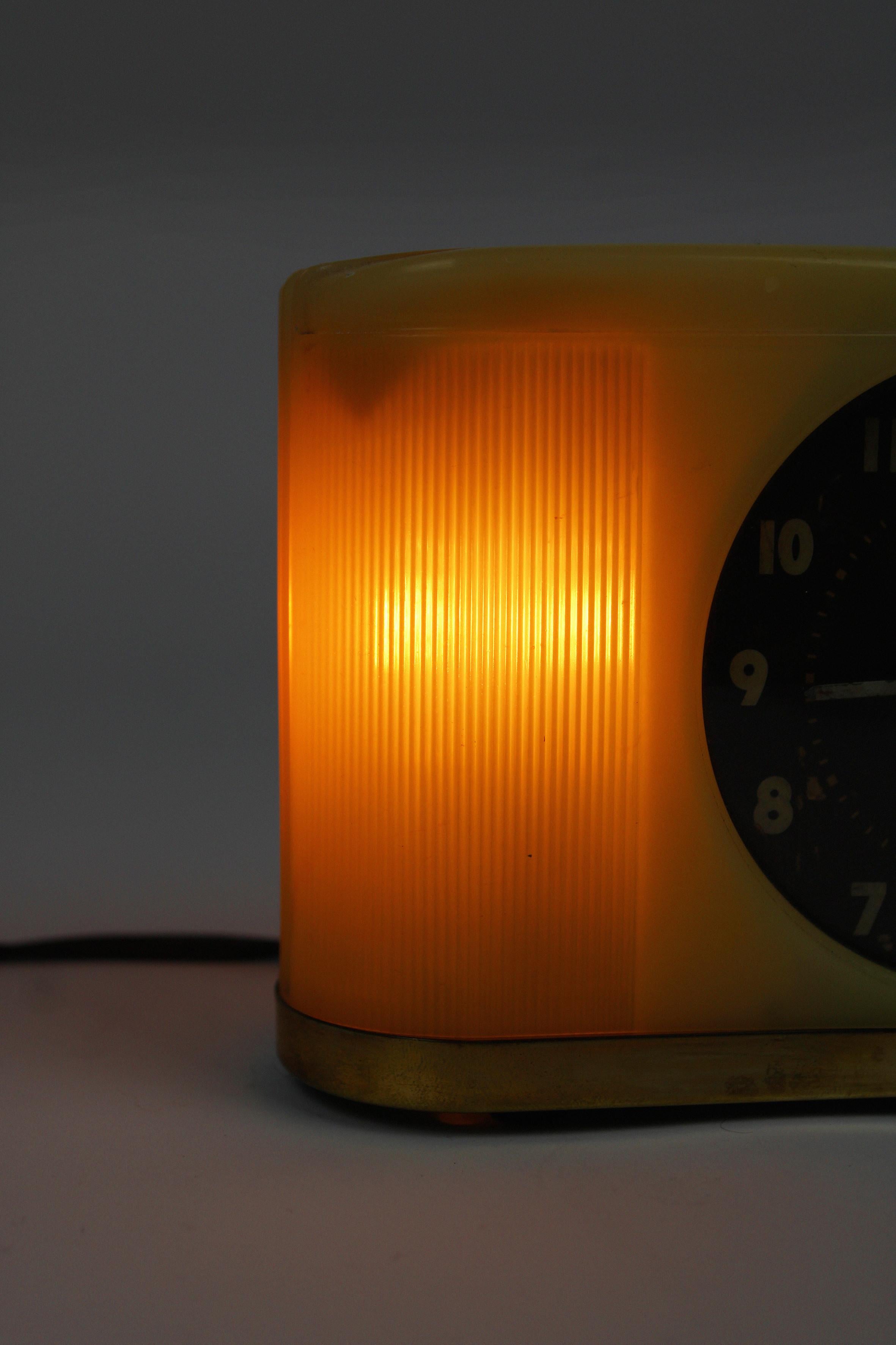 American Alarm Clock MoonBeam Westclox Yellow Bakelite Vintage Art Deco 1950s For Sale
