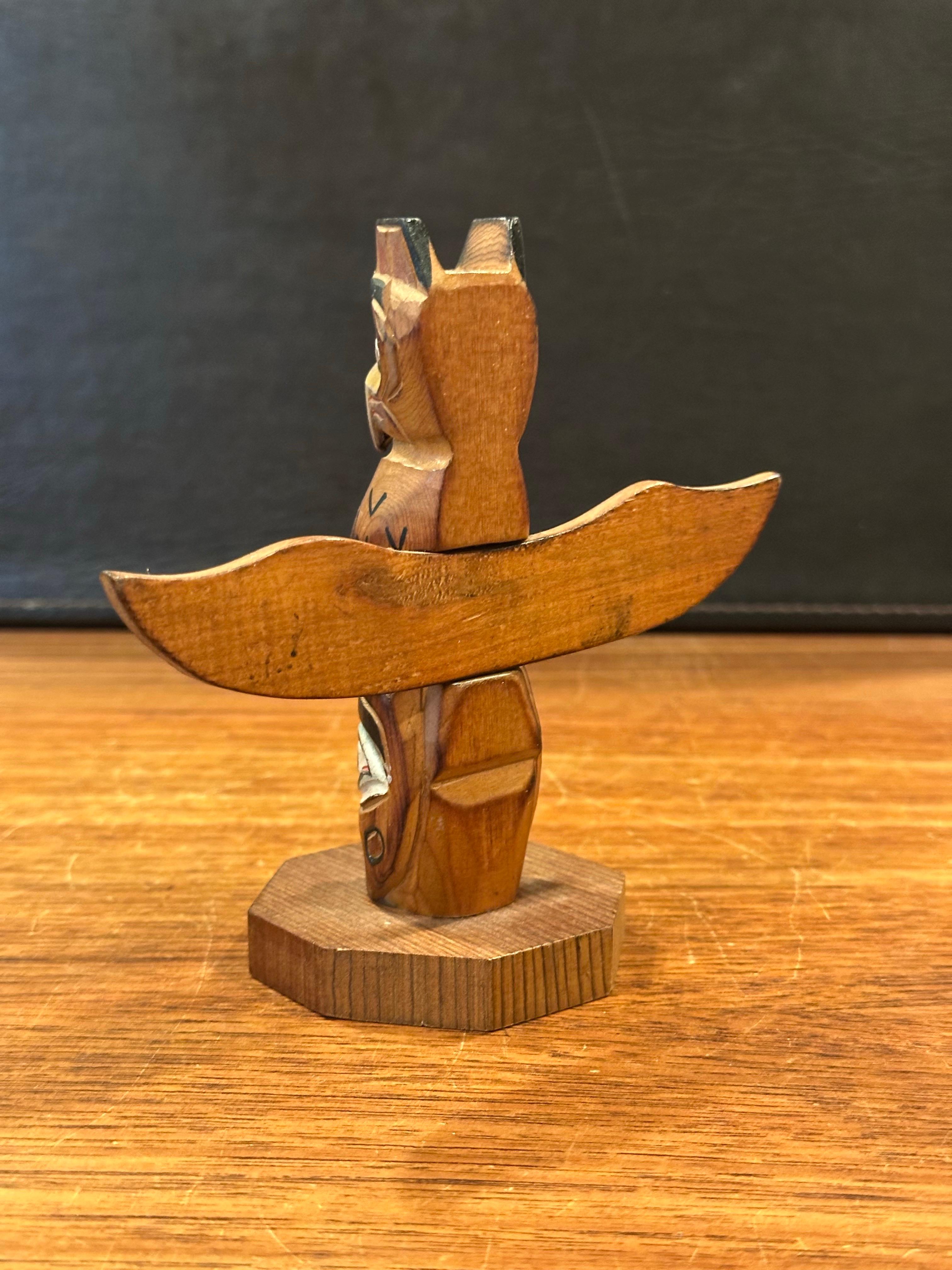 Alaskan Black Diamond Hand geschnitzt Wood Totem Pole von Vic Yeoda im Angebot 3