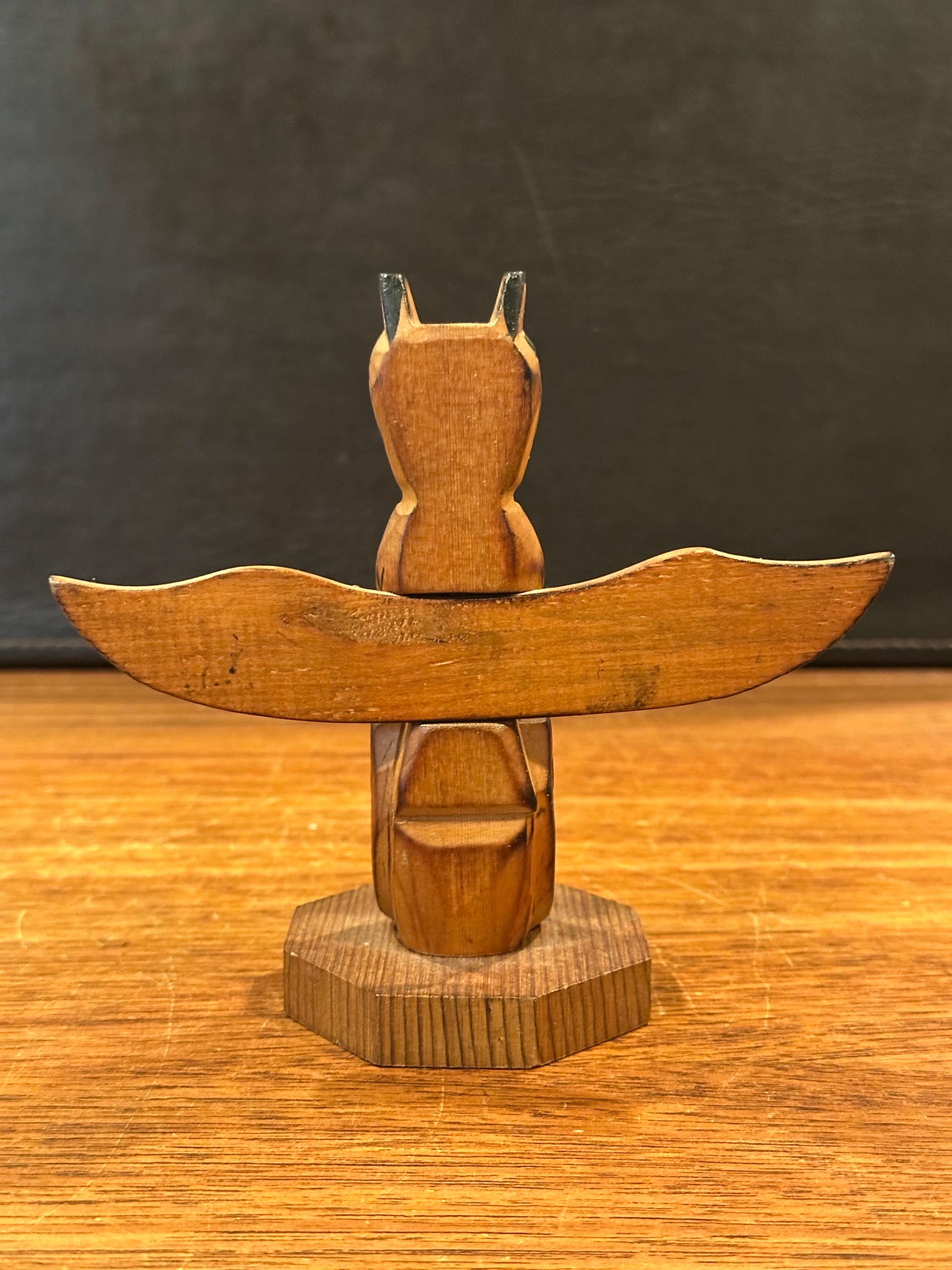 Alaskan Black Diamond Hand geschnitzt Wood Totem Pole von Vic Yeoda im Angebot 4