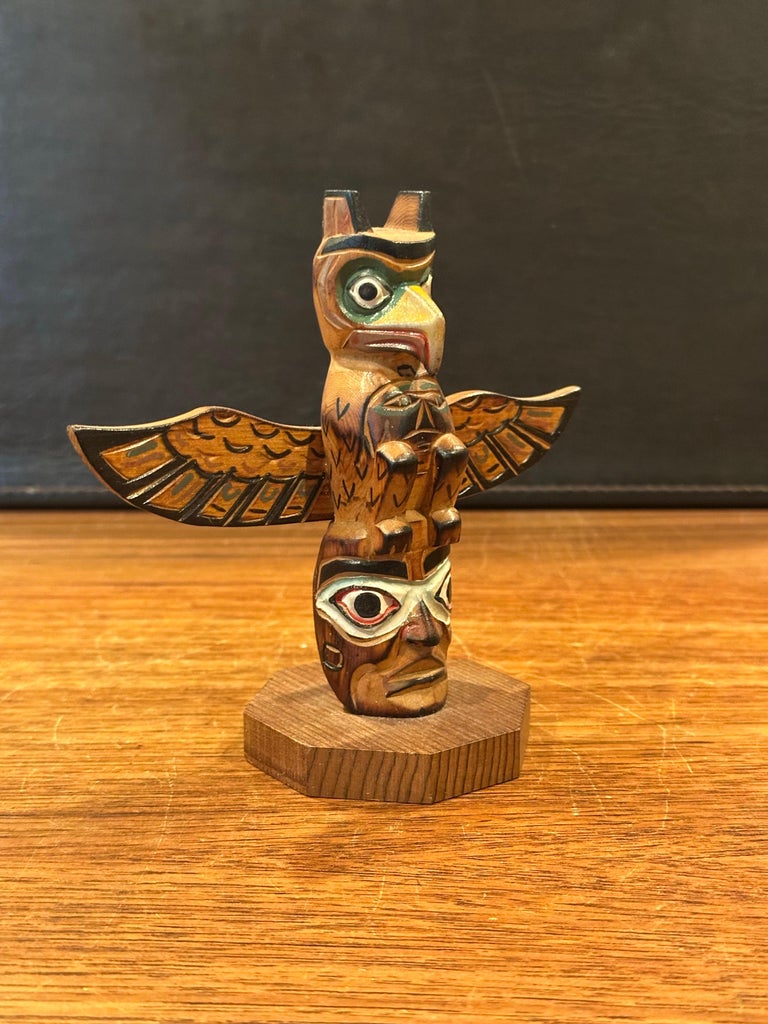 Totem in legno intagliato a mano Alaskan Black Diamond di Vic Yeoda in  vendita su 1stDibs Italia, image size:768x1024