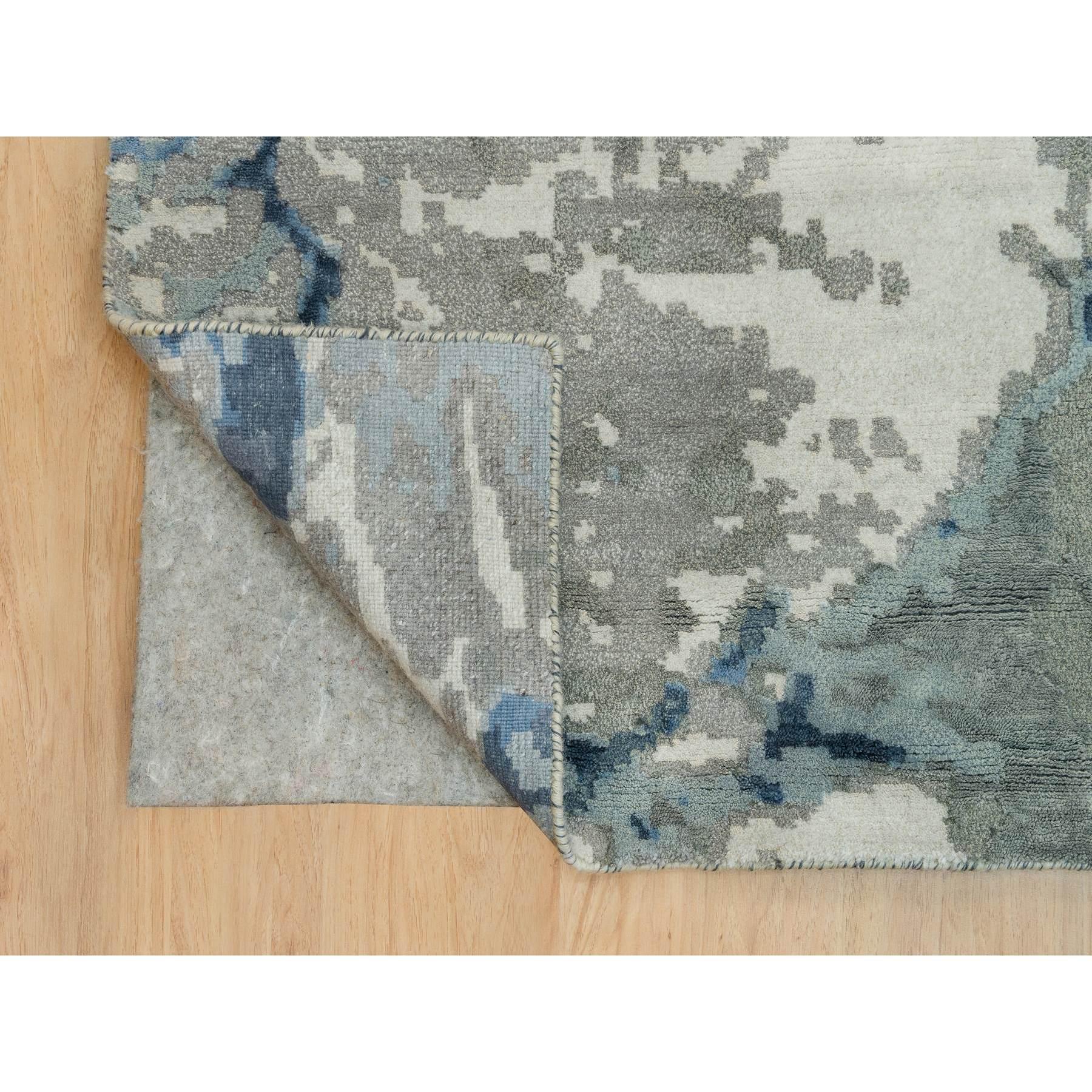 Handgeknüpfter orientalischer Teppich aus Wolle und Seide in Alaska-Blau mit abstraktem Galaxy-Design (Indisch) im Angebot