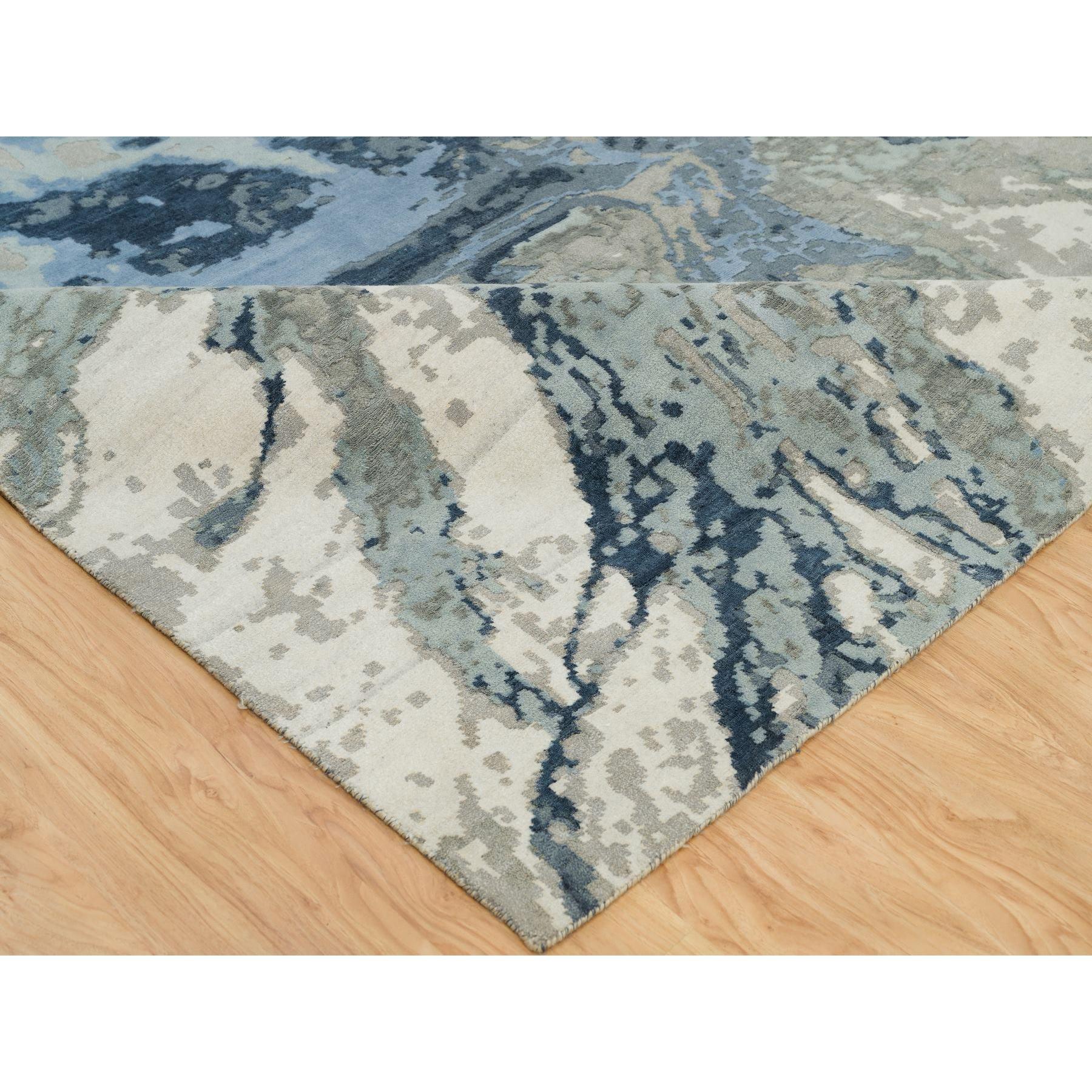 Handgeknüpfter orientalischer Teppich aus Wolle und Seide in Alaska-Blau mit abstraktem Galaxy-Design (21. Jahrhundert und zeitgenössisch) im Angebot
