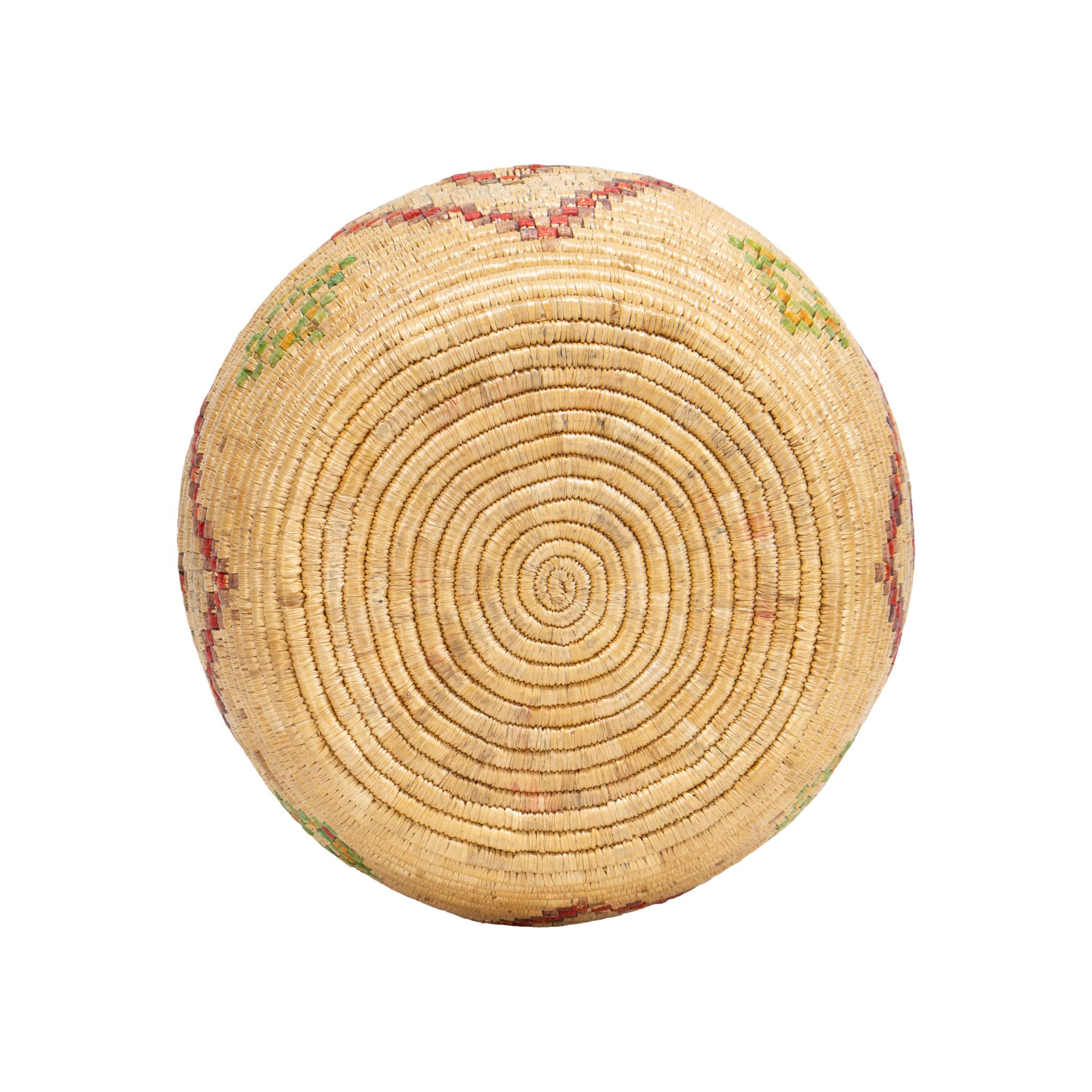 Alaskan Eskimo Lidded Basket In Good Condition For Sale In Coeur d'Alene, ID