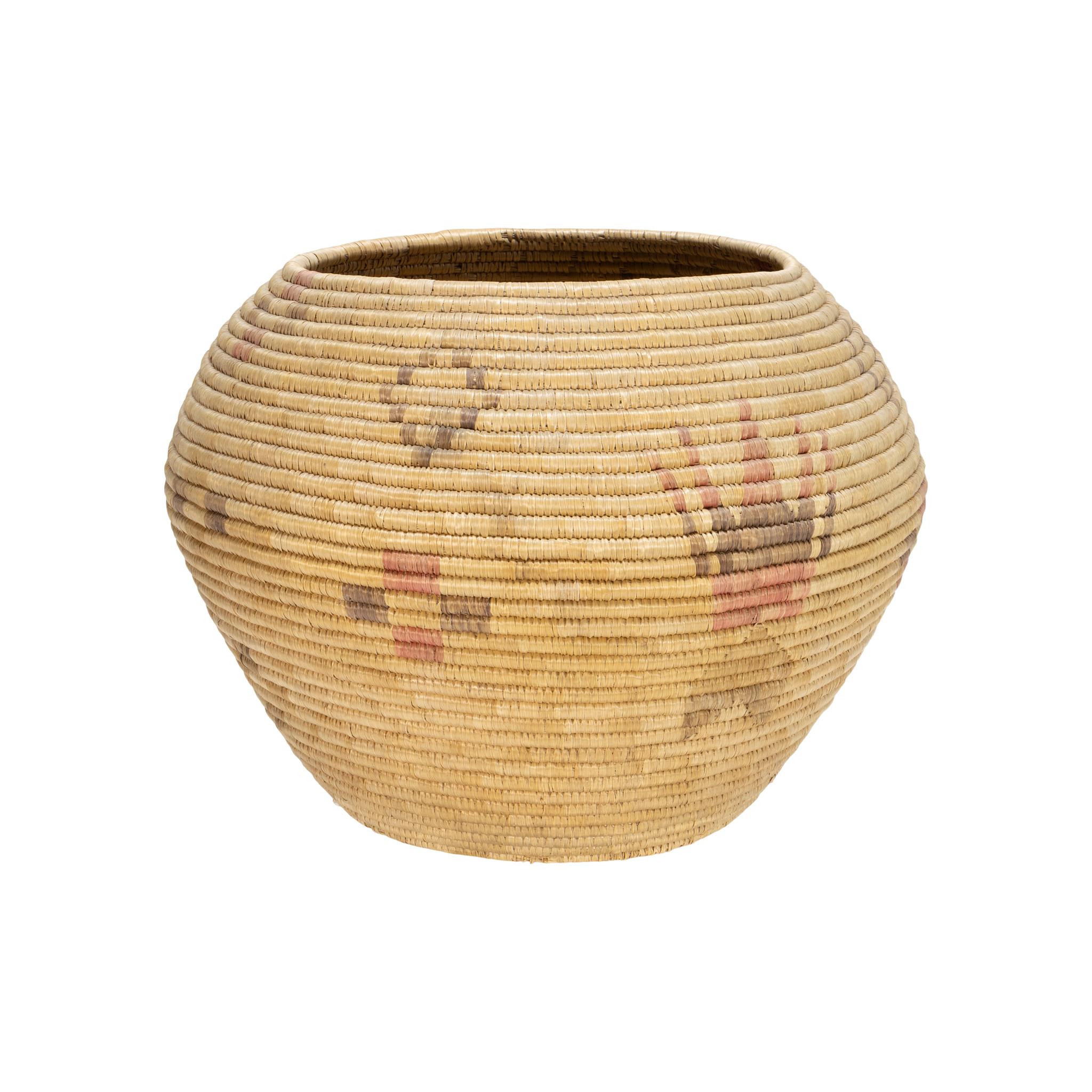 Alaskan Eskimo Lidded Basket In Good Condition For Sale In Coeur d'Alene, ID