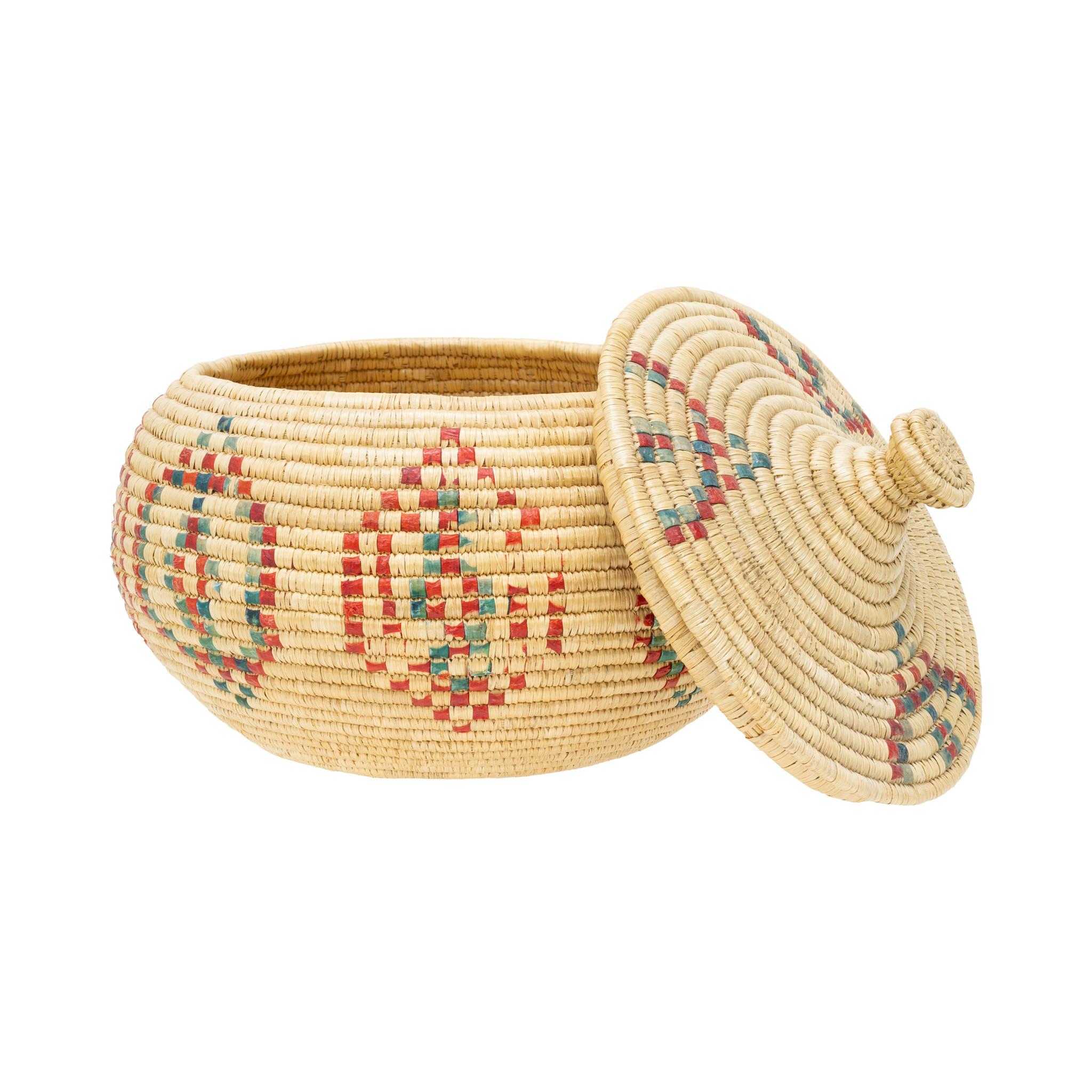Alaskan Lidded Basket In Good Condition For Sale In Coeur d'Alene, ID