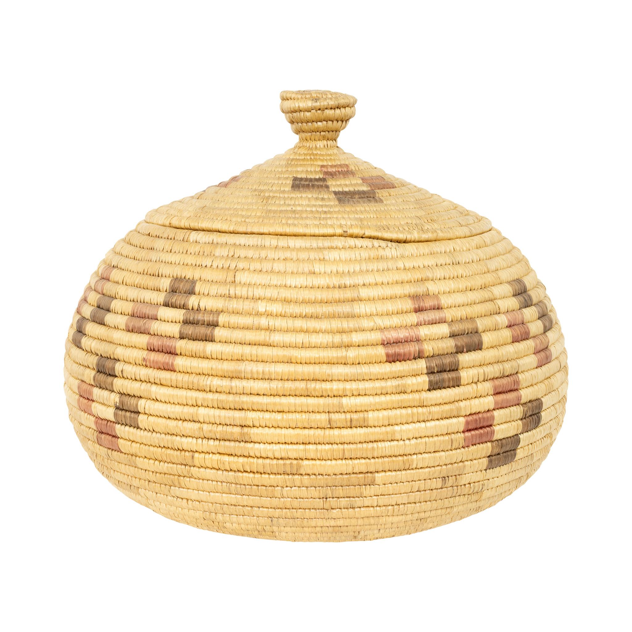 Alaskan Lidded Basket In Good Condition For Sale In Coeur d'Alene, ID