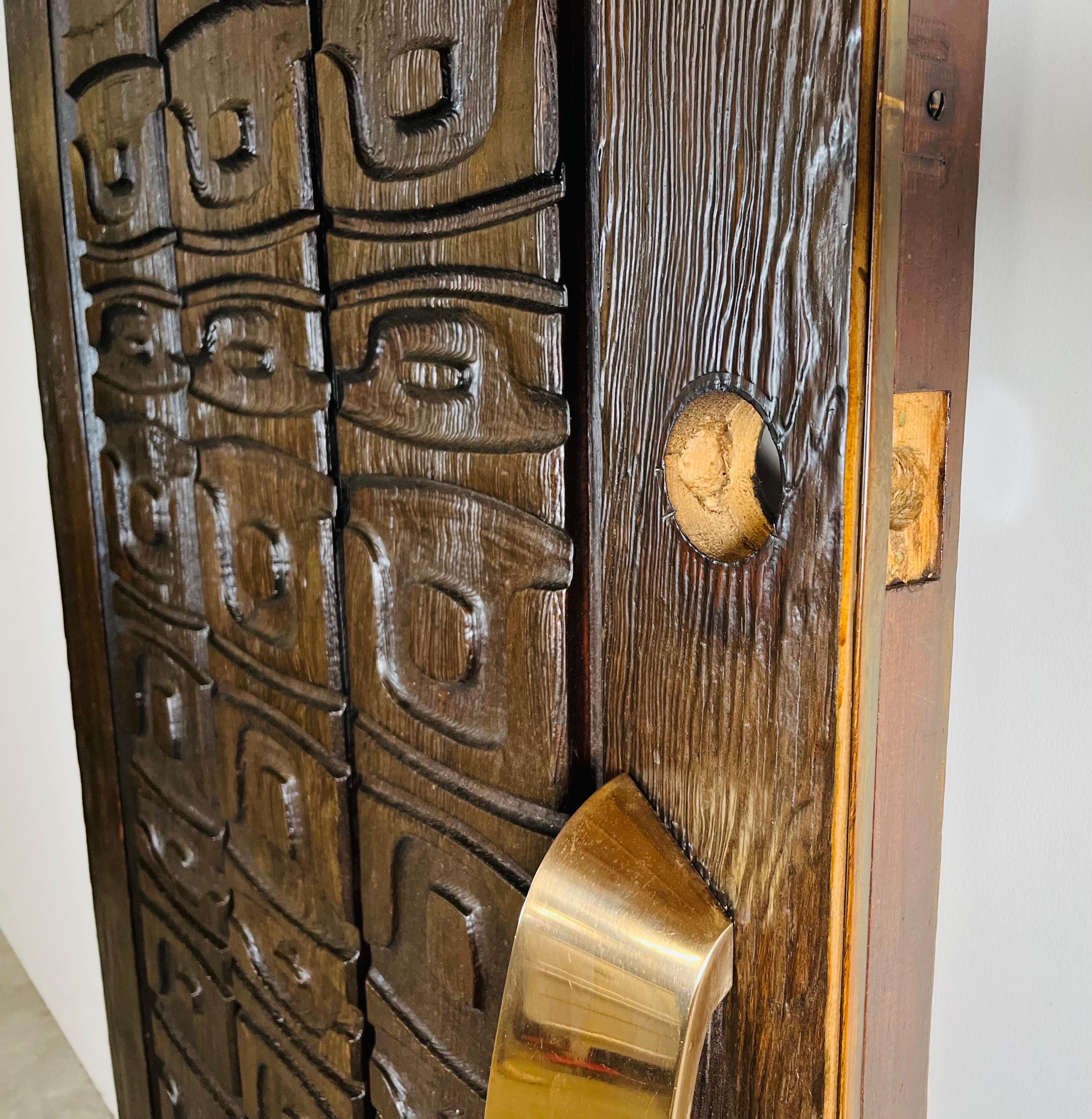 Alaskan Studio geschnitzte Außentür aus rotem Holz in der Art von Ackerman-Panelcarve  im Angebot 3