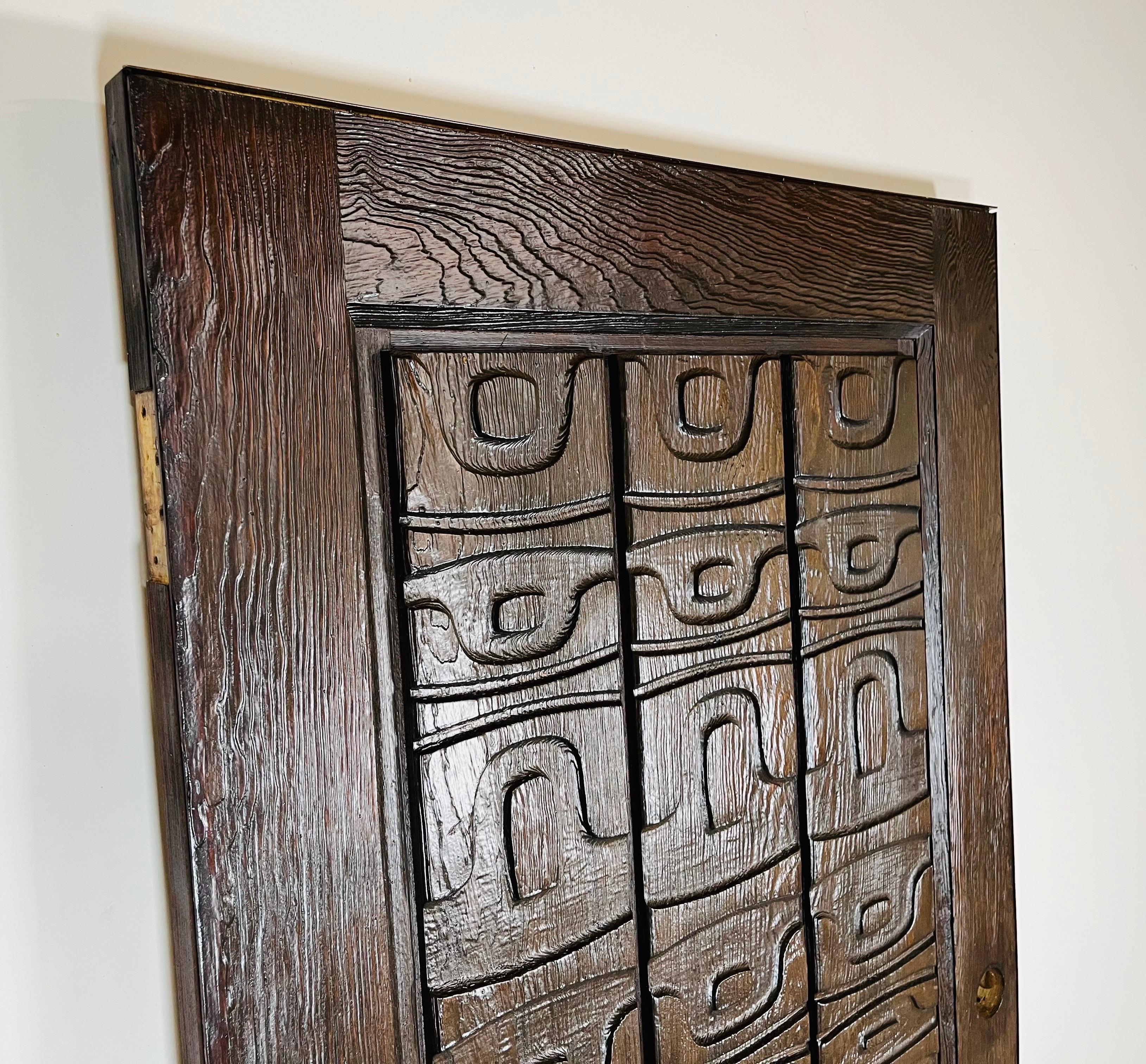 Alaskan Studio geschnitzte Außentür aus rotem Holz in der Art von Ackerman-Panelcarve  (20. Jahrhundert) im Angebot