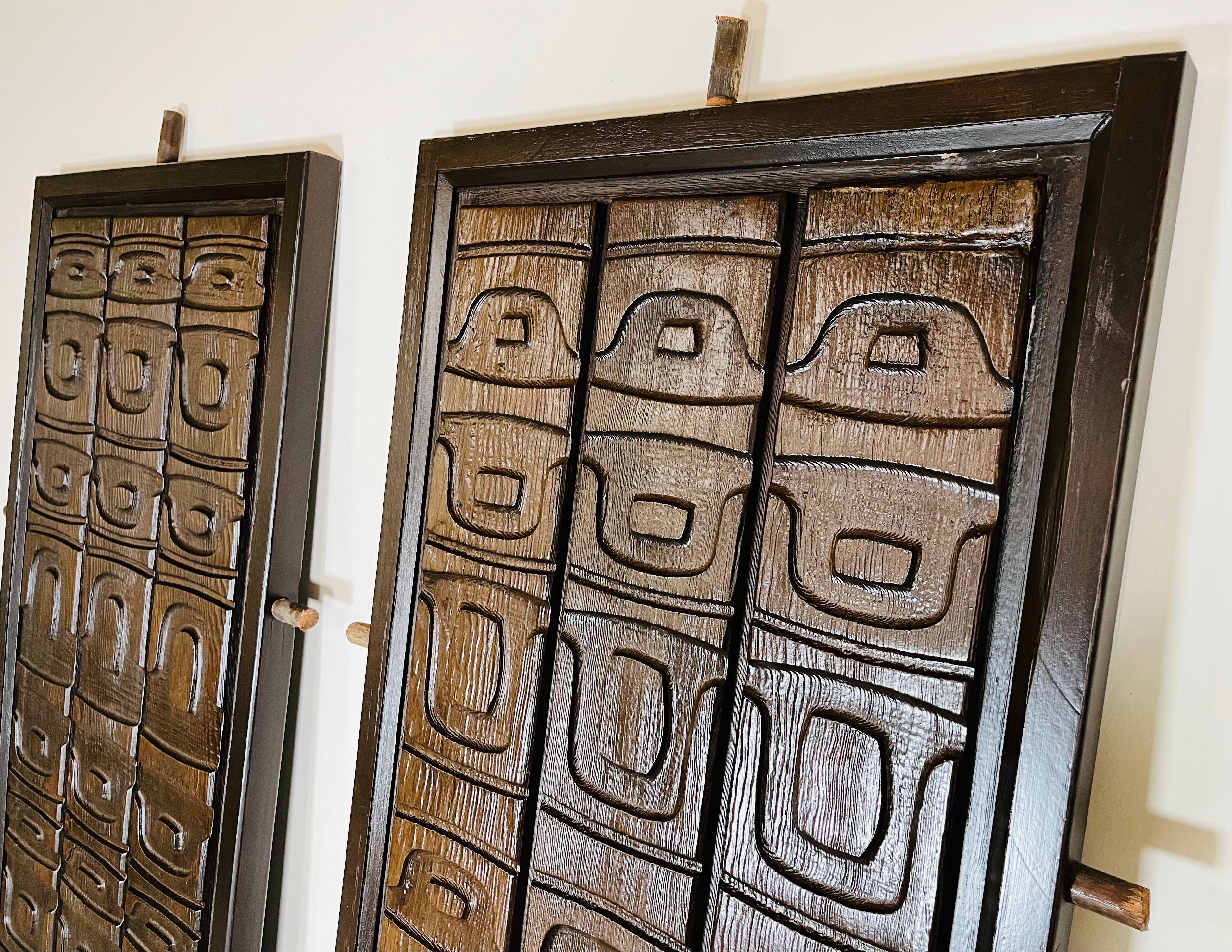 Geschnitzte Alaskan Studio-Paneelen aus rotem Holz in der Art von Ackerman-Panelcarve  (Handgeschnitzt) im Angebot