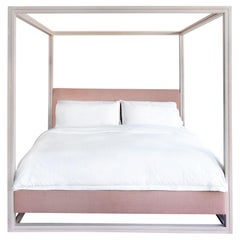 Cama con dosel Alastair de roble cerámico y tapicería de lino by Chapter & Verse