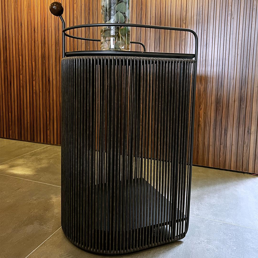 XXIe siècle et contemporain Le chariot de barAlba en acier au carbone avec plateau en verre et fils de cuir tressés à la main en vente