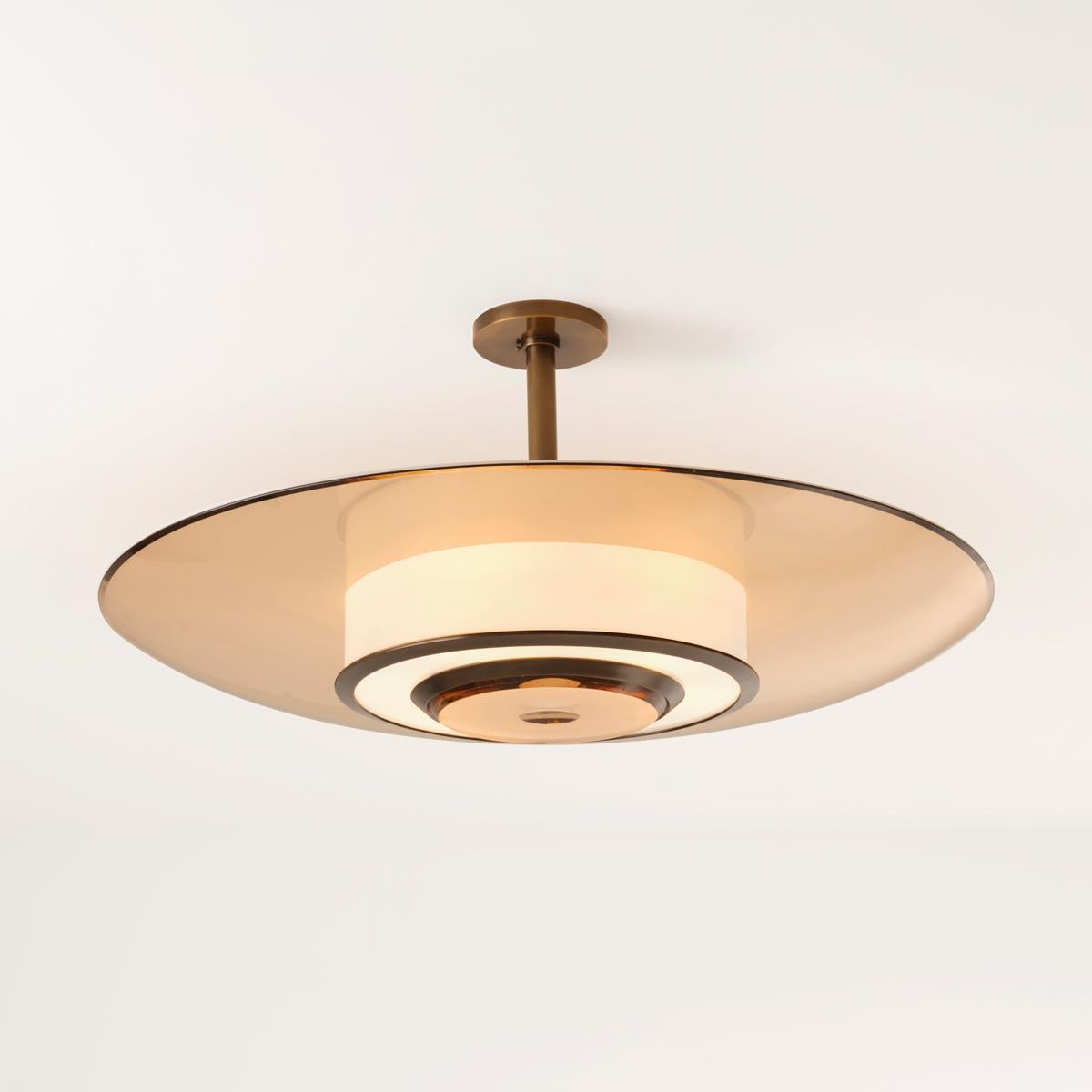 La plafoniera Alba, ispirata a una calda alba mediterranea, gioca con i concetti di traslucenza e trasparenza. Questo pezzo alterna il vetro trasparente o colorato con l'acrilico traslucido, creando un disegno equilibrato grazie all'alternanza dei