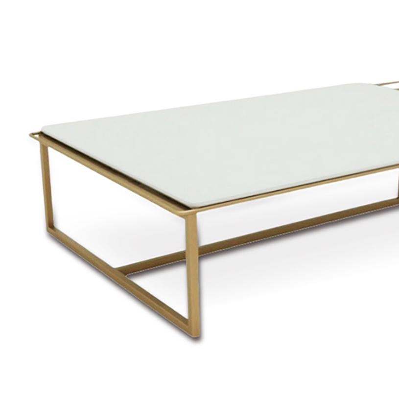 La table basse Alba est produite avec une structure en acier au carbone avec une peinture automobile dorée (la finition peut être personnalisée). Le plateau est en MDF revêtu de verre de couleur 