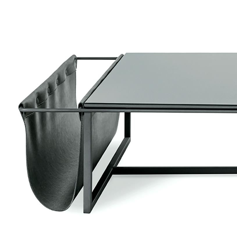 Moderne Table basseAlba en acier au carbone doré et poche en cuir en vente