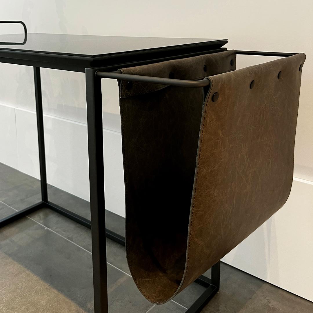Table consoleAlba en acier au carbone doré et poche en cuir Neuf - En vente à Centro, RS