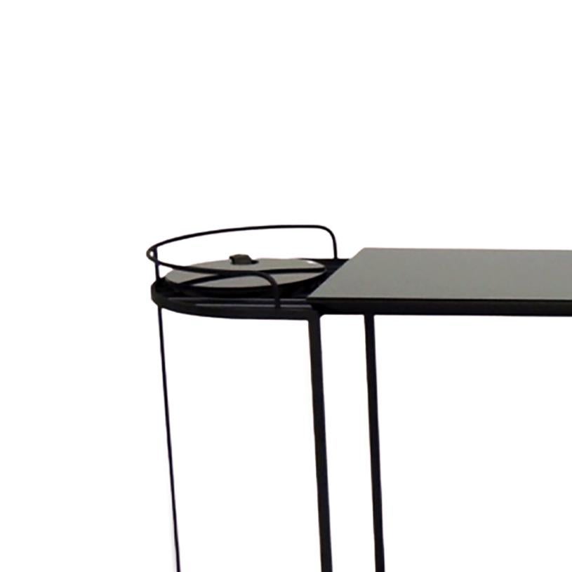 Moderne Table consoleAlba en acier au carbone doré et poche en cuir en vente