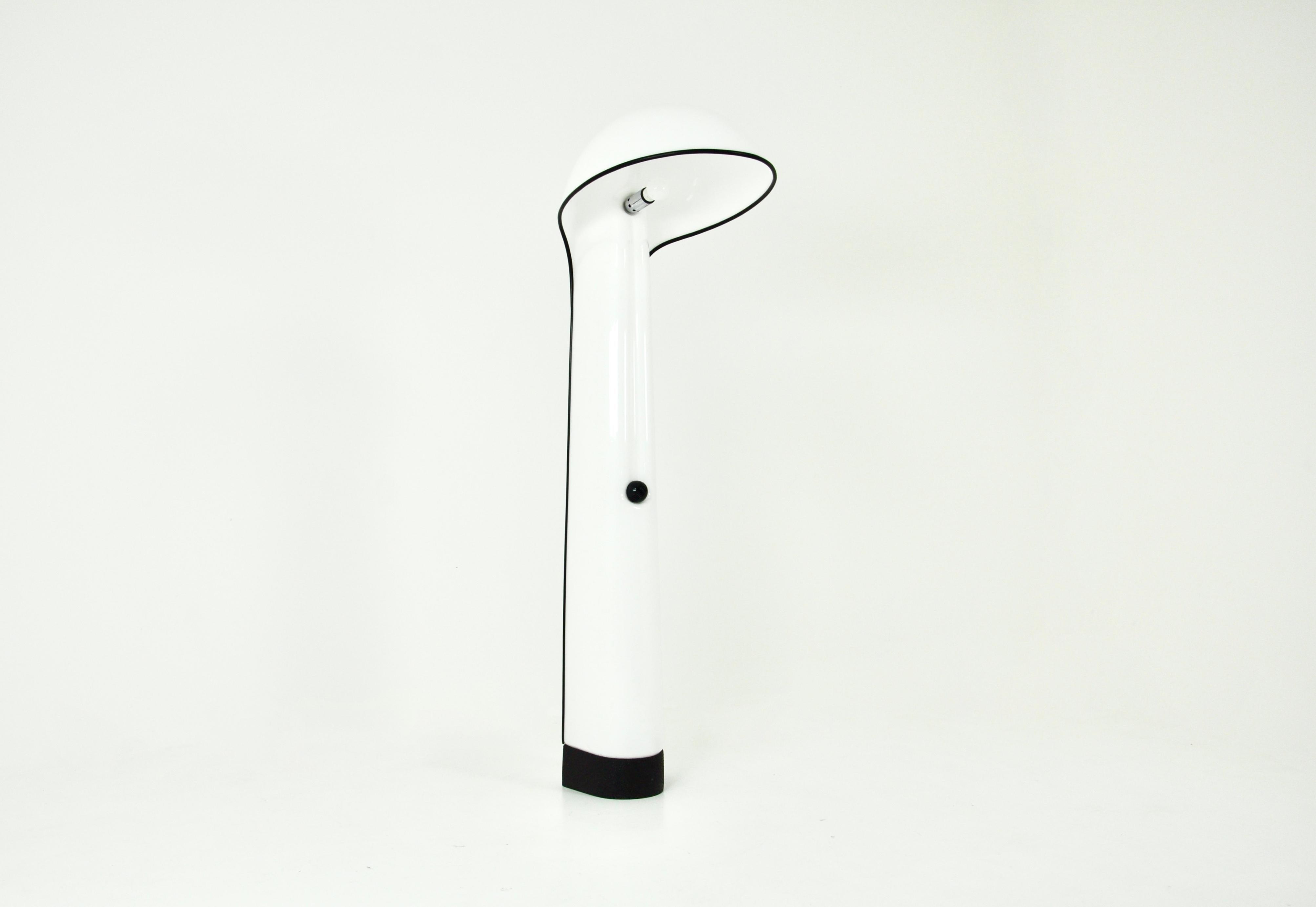 Lámpara de pie de plástico y metal diseñada por Sergio Brazzoli y Ermanno Lampa para Harvey Guzzini. Model No: Alba. Con el sello Harvey Guzzini. Desgaste debido al tiempo y a la edad.
Para el envío, consúltanos para recibir el mejor precio.