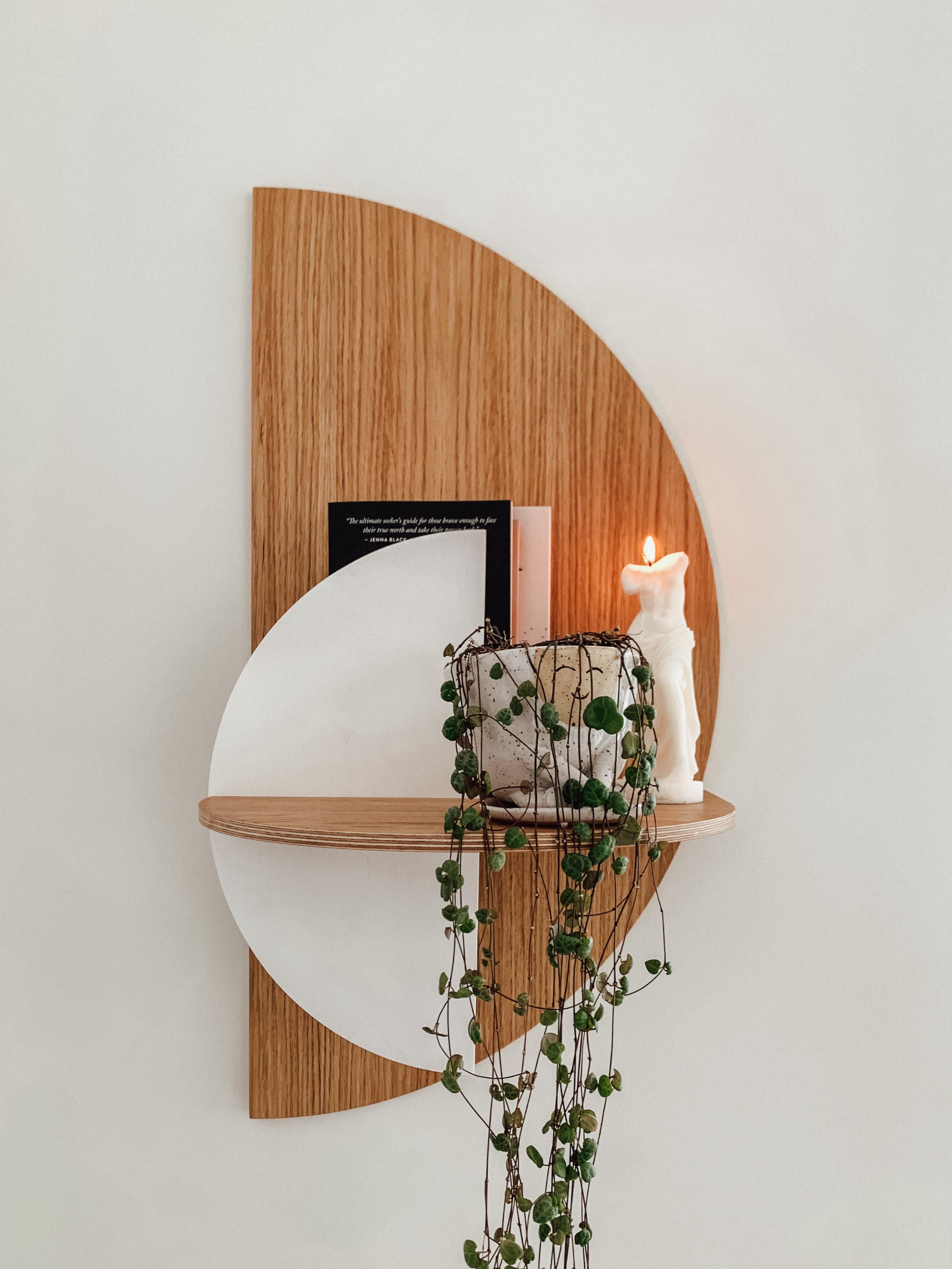 Alba L Schlanker Nachttisch, halbkreisförmiger Eichenholz und Weiß (Minimalistisch) im Angebot